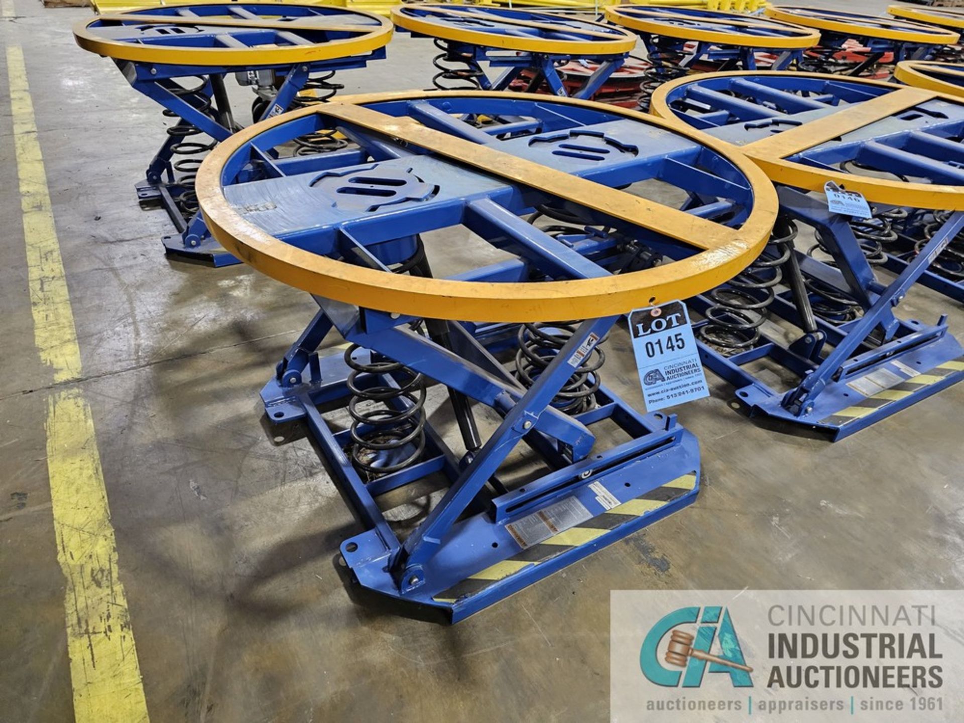 44" DIAMETER GLOBAL INDUSTRIAL SPRING LOADED SCISSOR TABLE