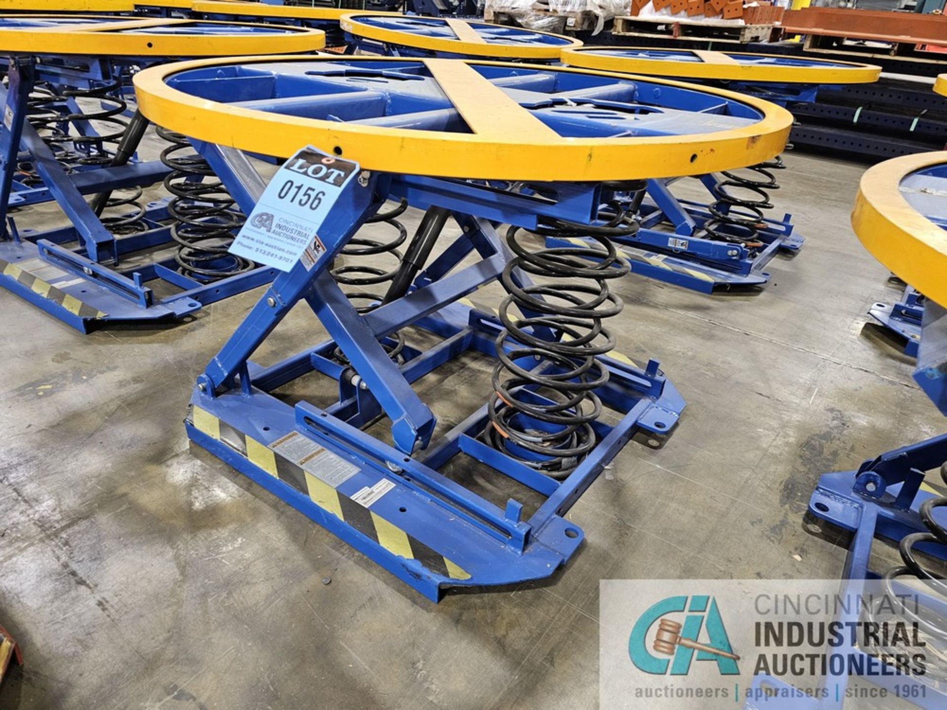 44" DIAMETER GLOBAL INDUSTRIAL SPRING LOADED SCISSOR TABLE