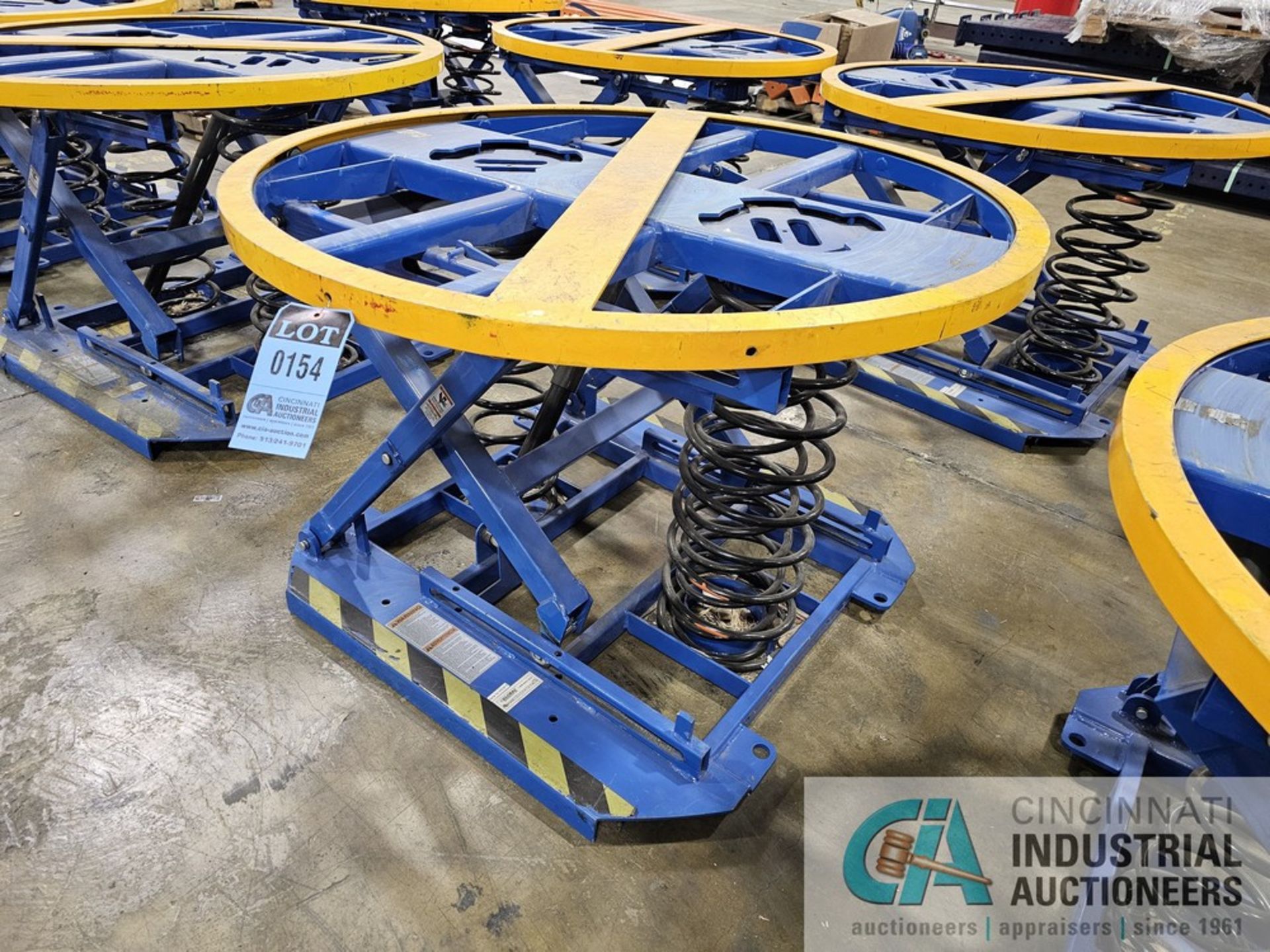 44" DIAMETER GLOBAL INDUSTRIAL SPRING LOADED SCISSOR TABLE