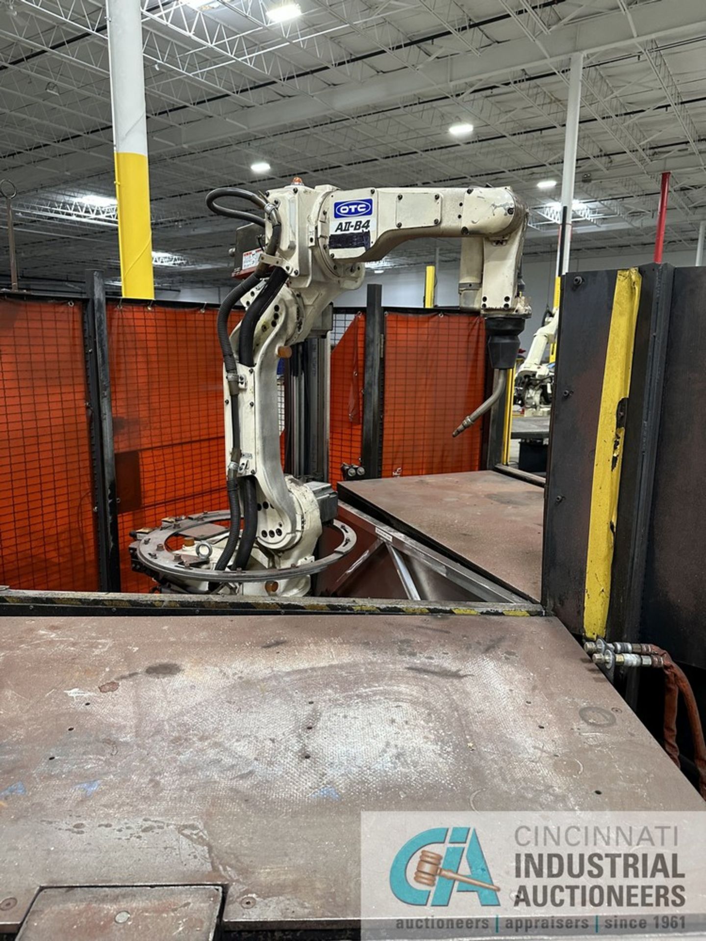 OTC WORKER AUTOMATION SINGLE-ROBOT TWO-STATION ROBOTIC WELDING CELL; OTC MODEL AII-B4 ROBOT, AX21- - Bild 4 aus 15