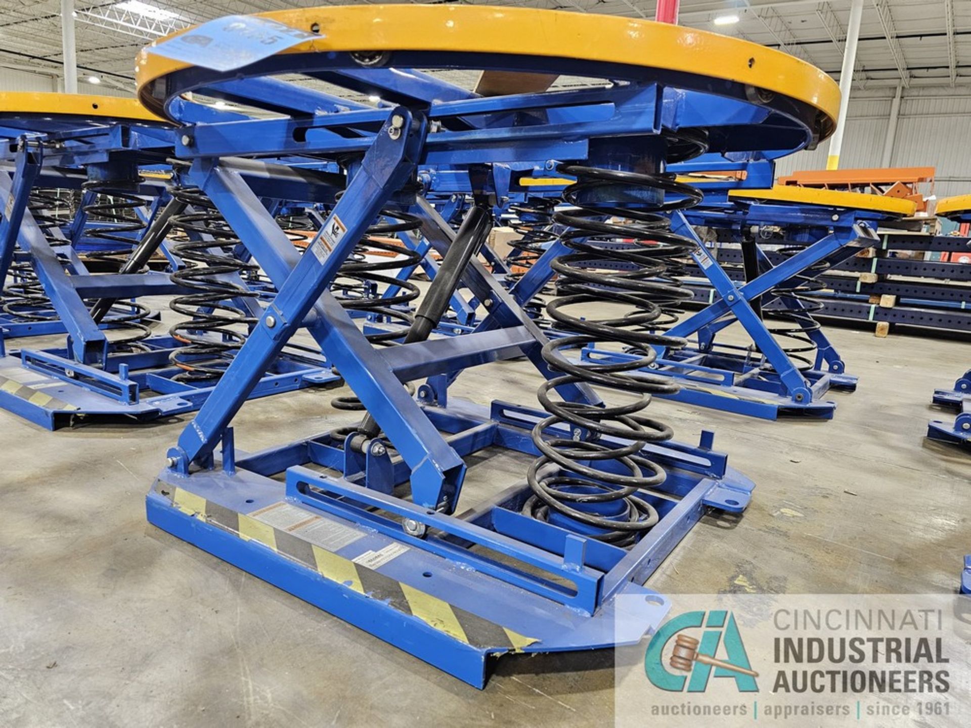 44" DIAMETER GLOBAL INDUSTRIAL SPRING LOADED SCISSOR TABLE - Image 2 of 3