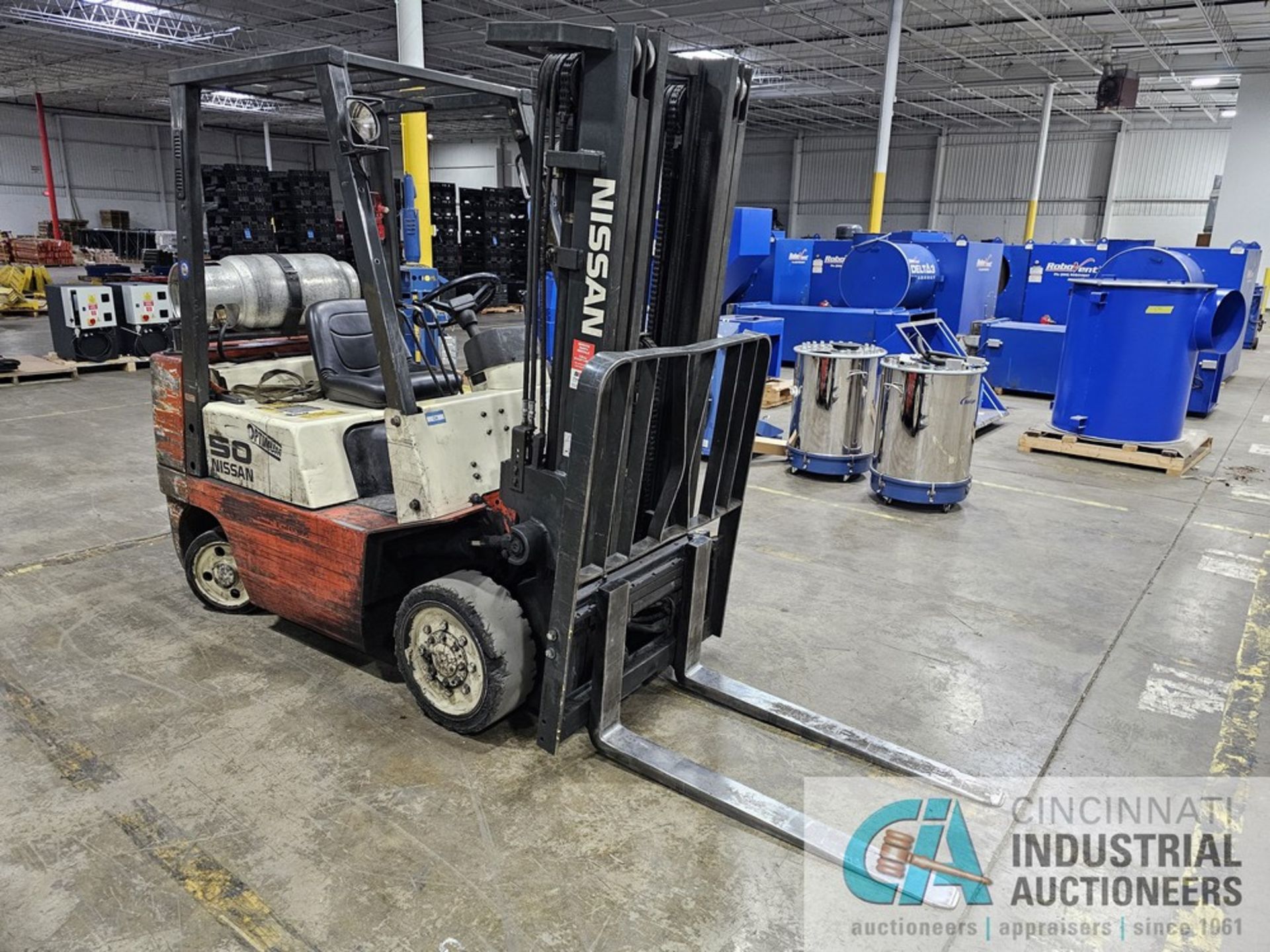 5,000 LB. NISSAN MODEL 50 LP GAS SOLID TIRE FORKLIFT; S/N CPJ02-9W2164, 178" 3-STAGE MAST, 8,880 - Bild 2 aus 11