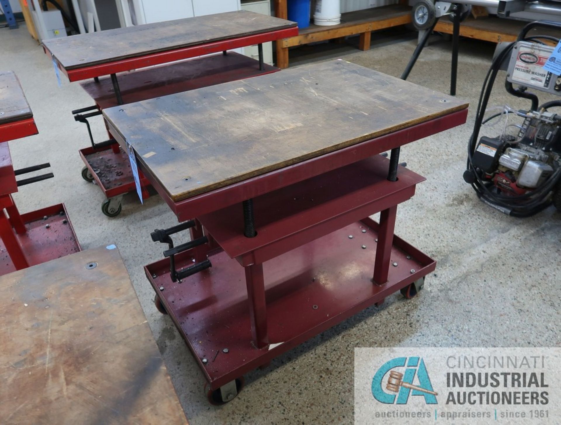 24" X 36" X 2,000 LB. CAPACITY (APPROX.) NORTHERN INDUSTRIAL HAND CRANK FOUR POST PORTABLE DIE - Bild 2 aus 2