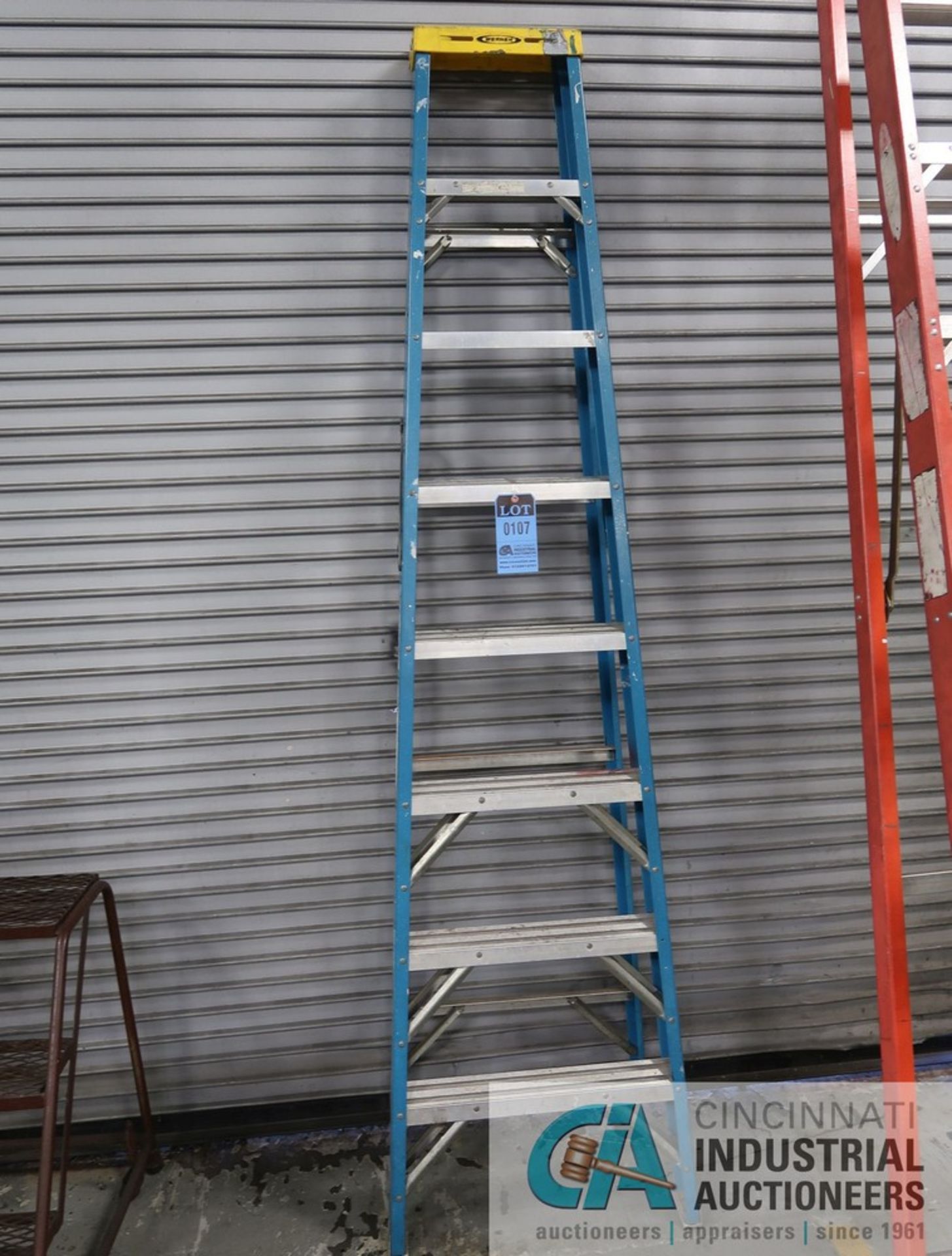 8' WERNER FIBERGLASS STEP LADDER