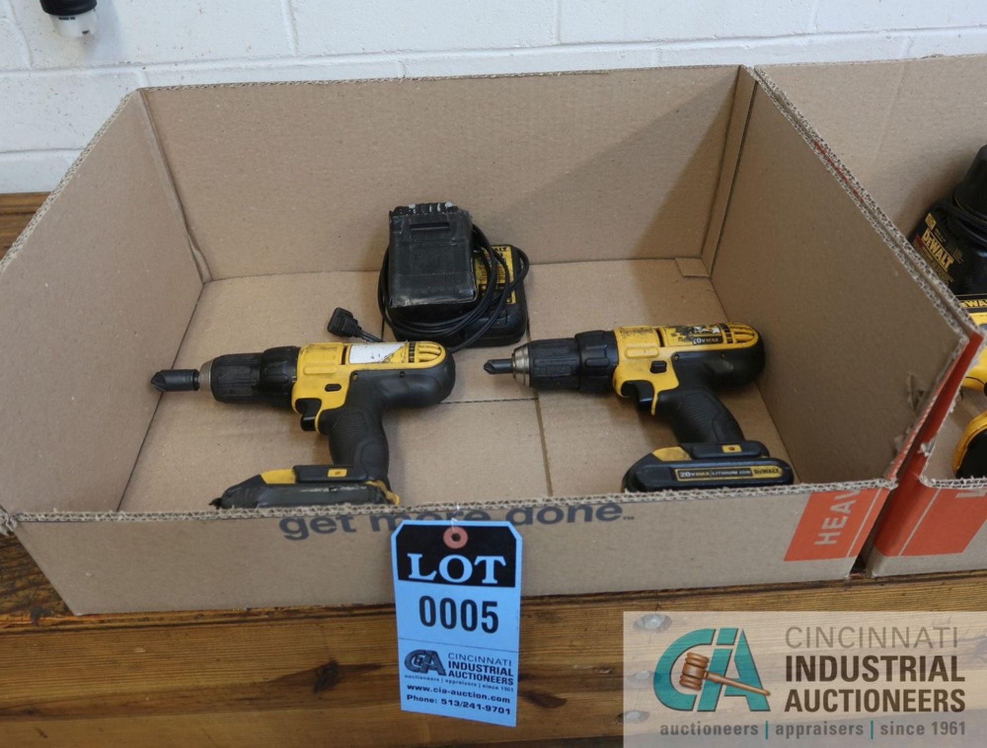 1/2" DEWALT 20 VOLT CORDLESS DRILL / DRIVER WITH CHARGER AND BATTERY