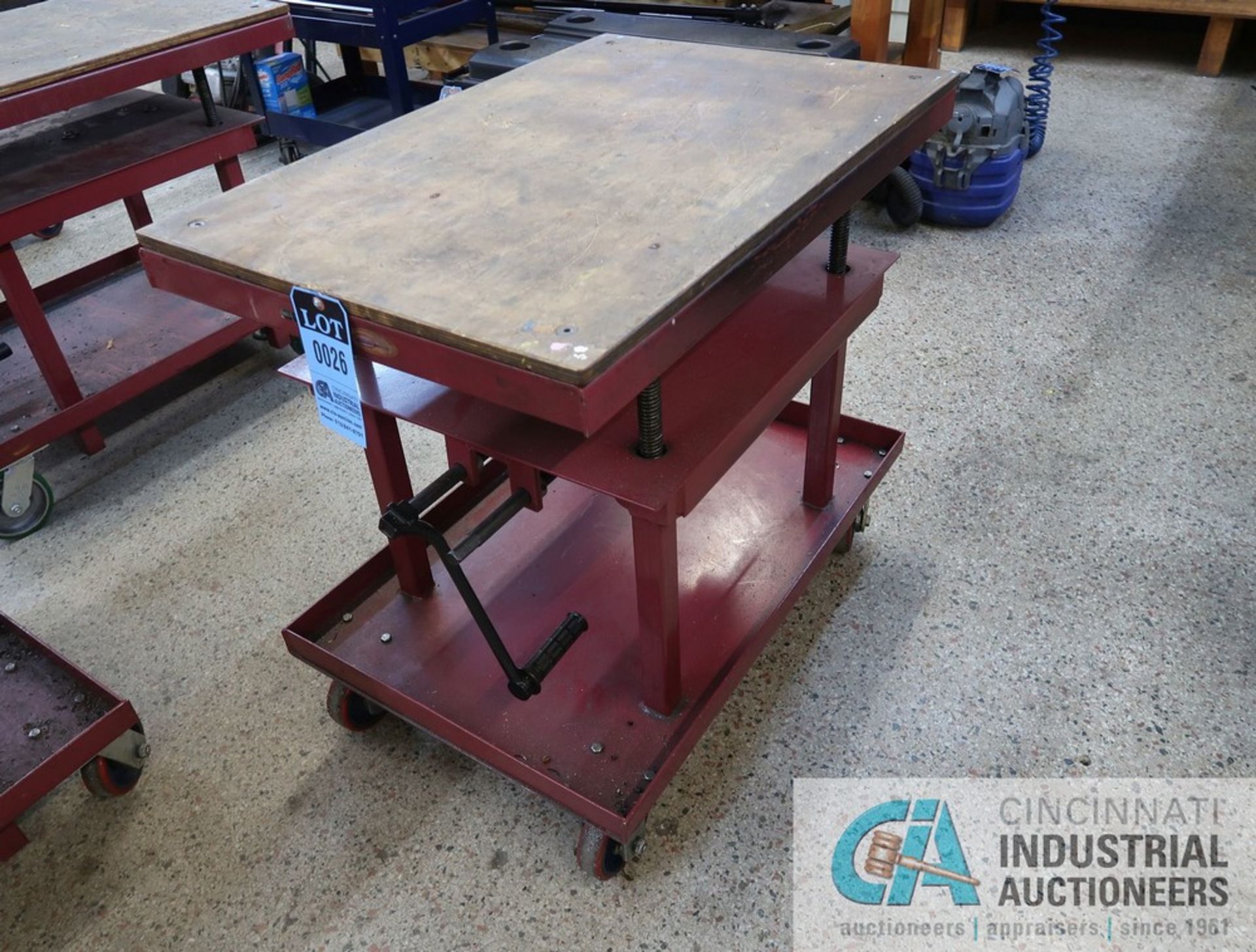 24" X 36" X 2,000 LB. CAPACITY (APPROX.) NORTHERN INDUSTRIAL HAND CRANK FOUR POST PORTABLE DIE