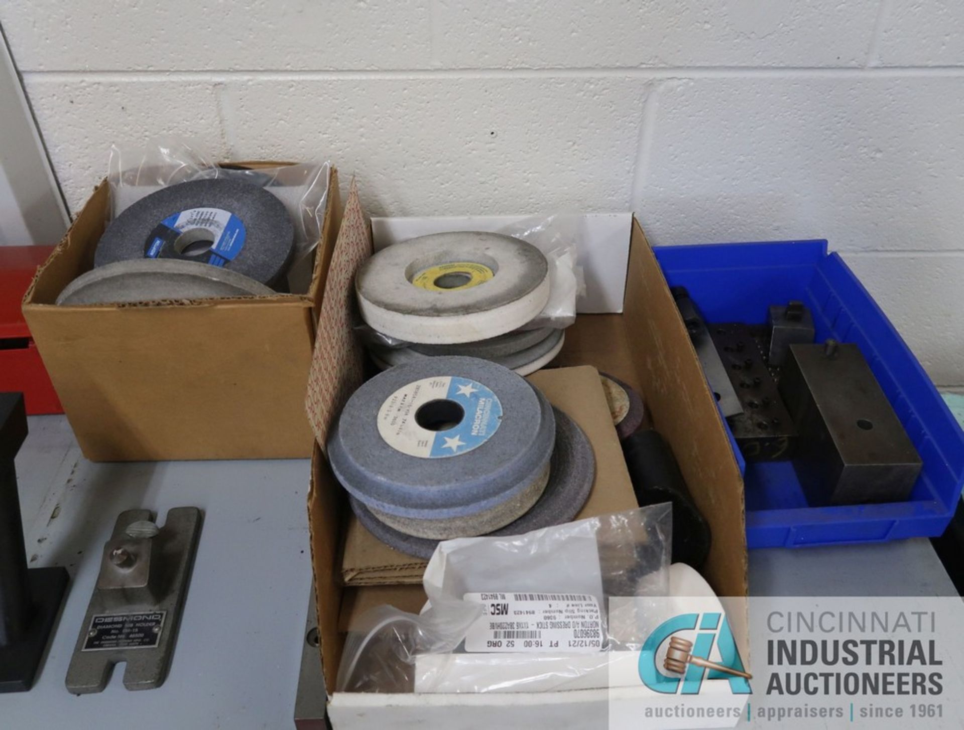 (LOT) GRINDING WHEELS, WHEEL DRESSERS, AND BRAKE CONTROLLED TRUING DEVICE WITH BENCH - Image 3 of 3