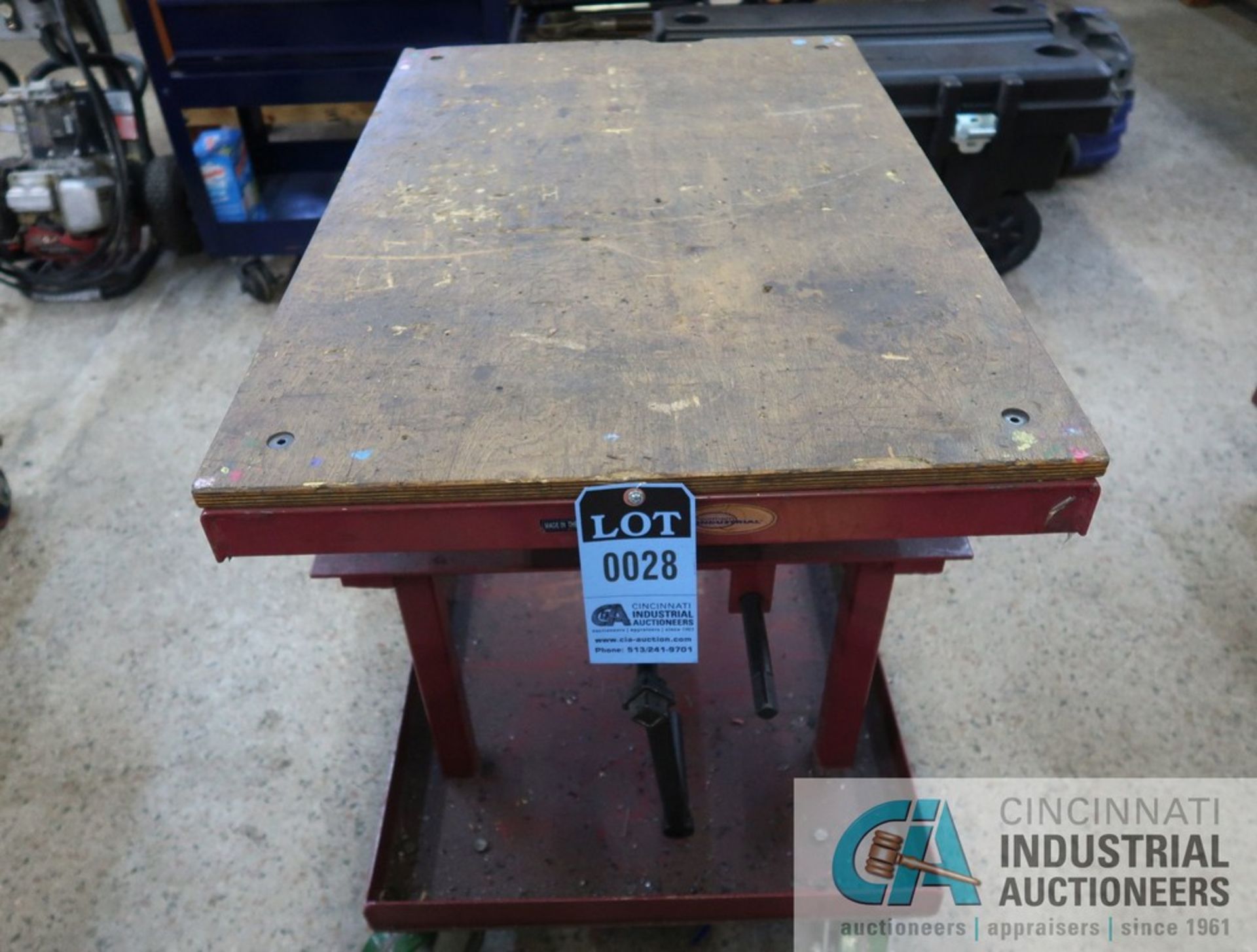 24" X 36" X 2,000 LB. CAPACITY (APPROX.) NORTHERN INDUSTRIAL HAND CRANK FOUR POST PORTABLE DIE