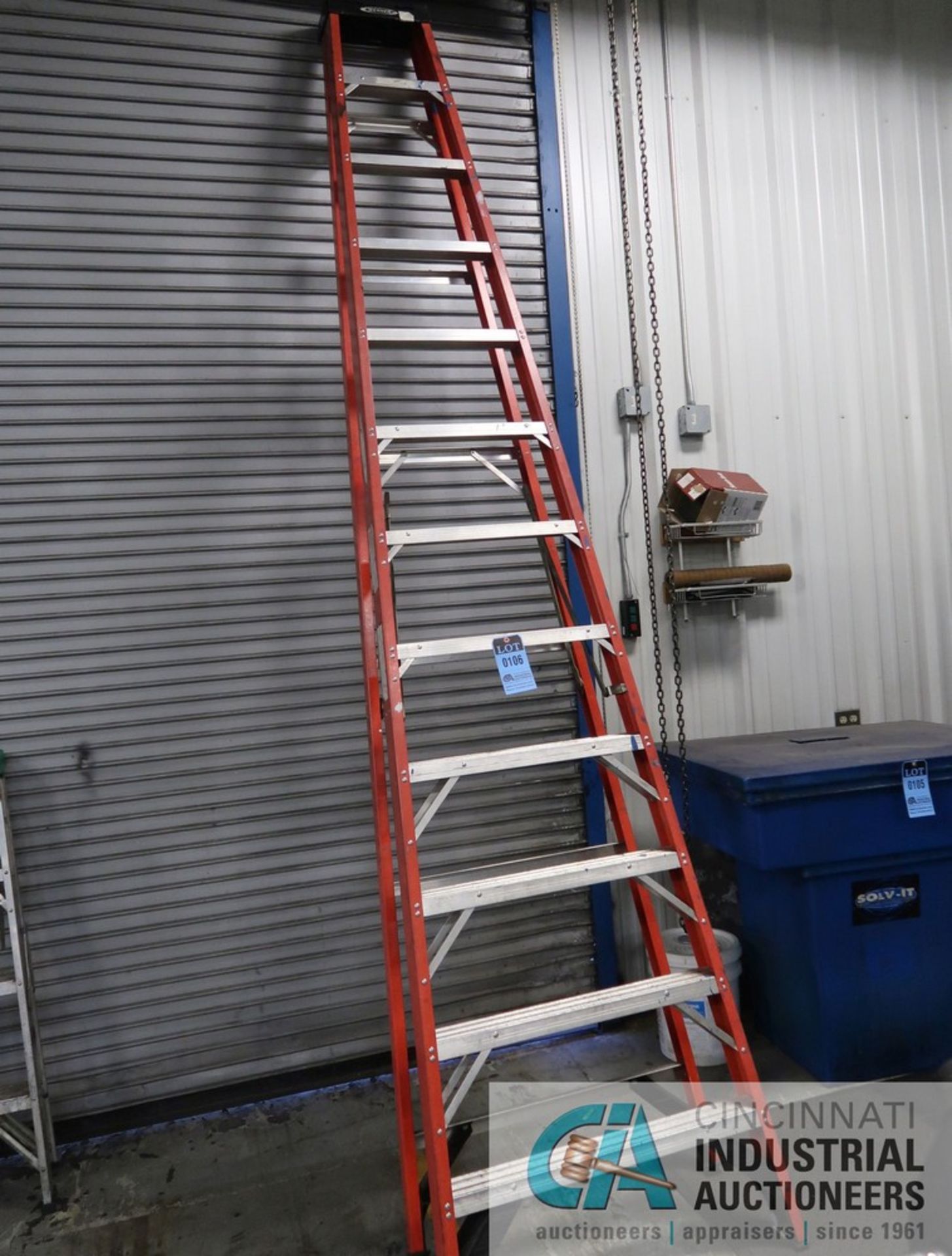 12' WERNER FIBERGLASS STEP LADDER