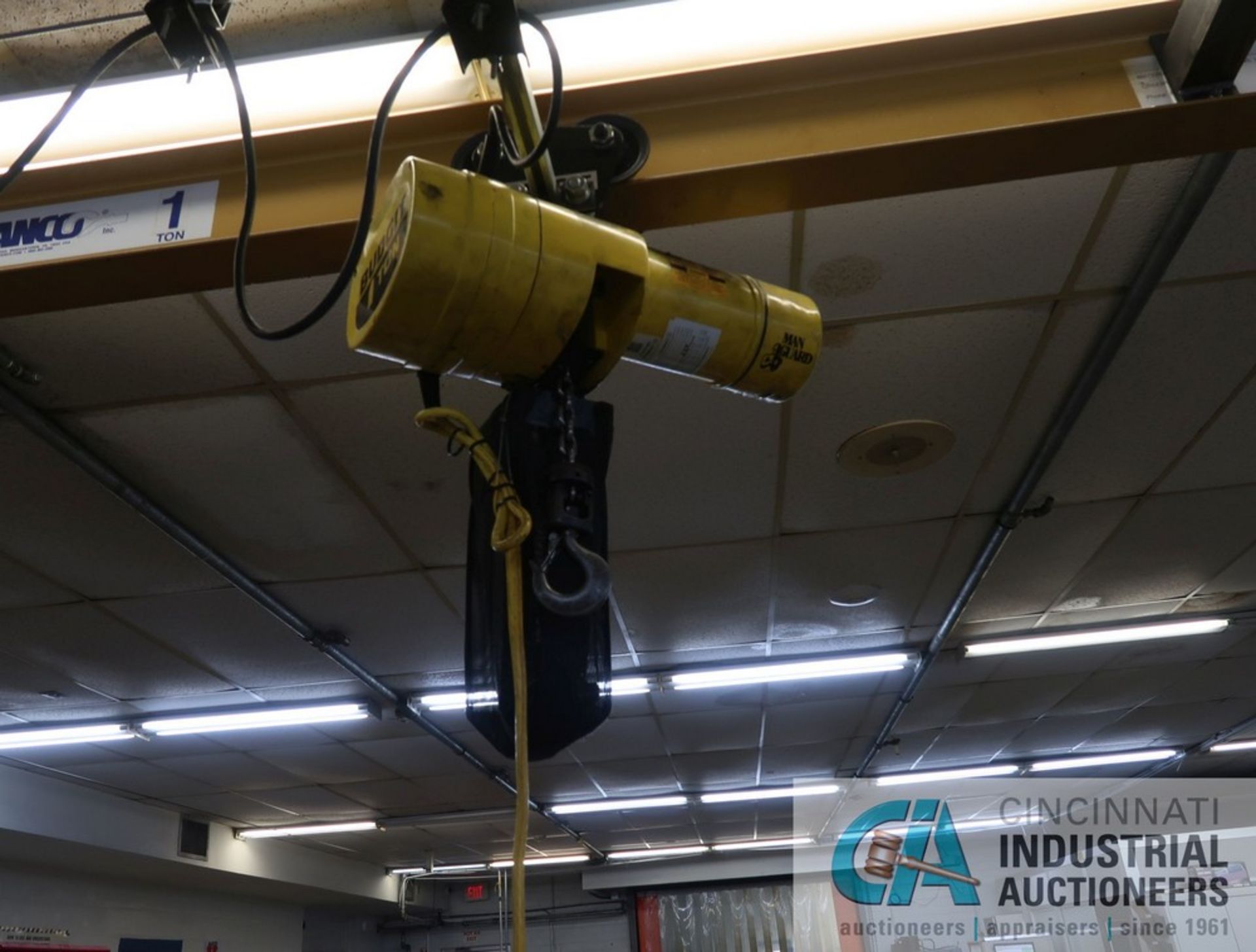 1 TON CAPACITY SPANCO TRACK RUNNING GANTRY CRANE WITH 1 TON CAPACITY BUDGIT PENDANT CONTROL CHAIN - Image 7 of 9