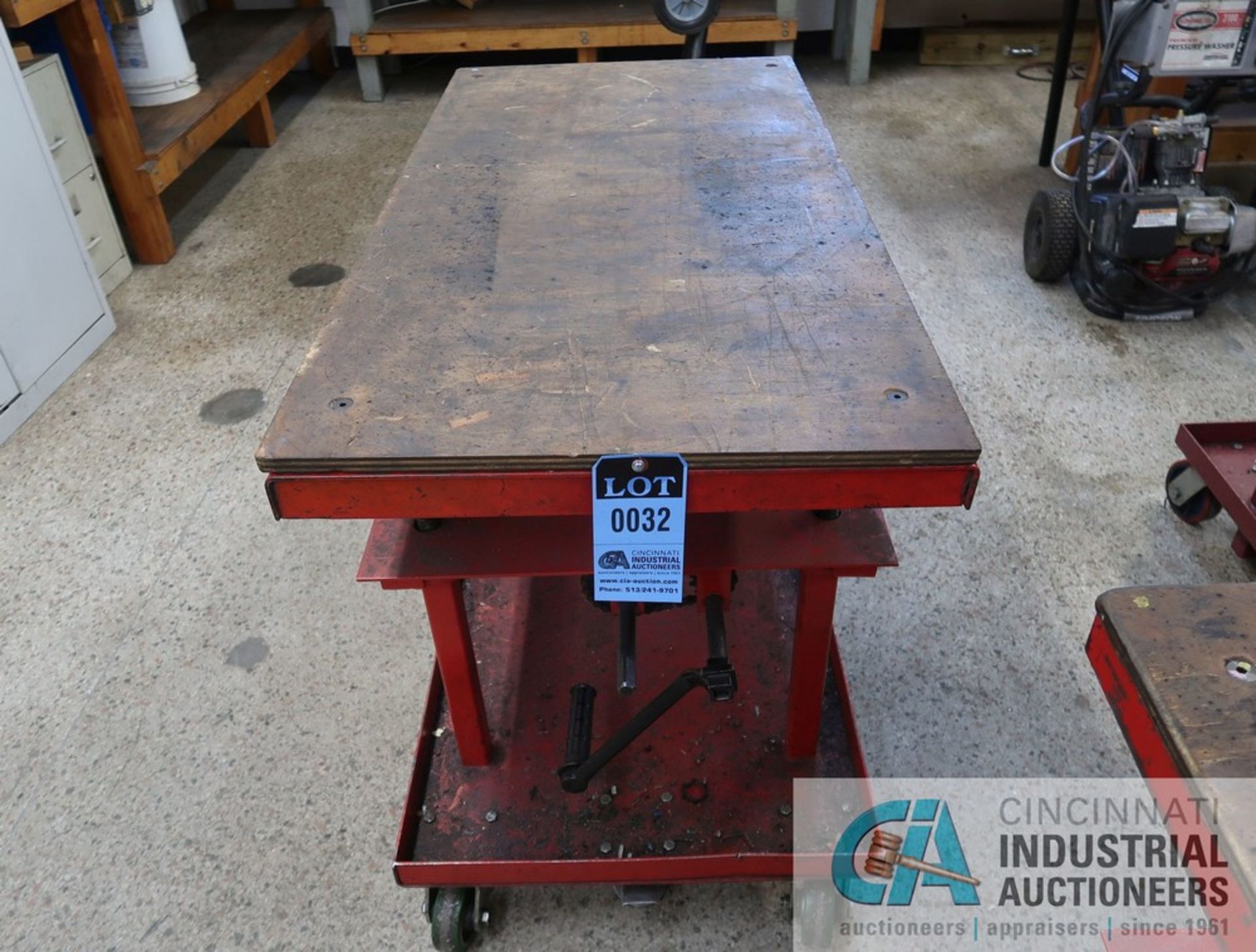 24" X 48" X 2,000 LB. CAPACITY (APPROX.) NORTHERN INDUSTRIAL HAND CRANK FOUR-POST PORTABLE DIE