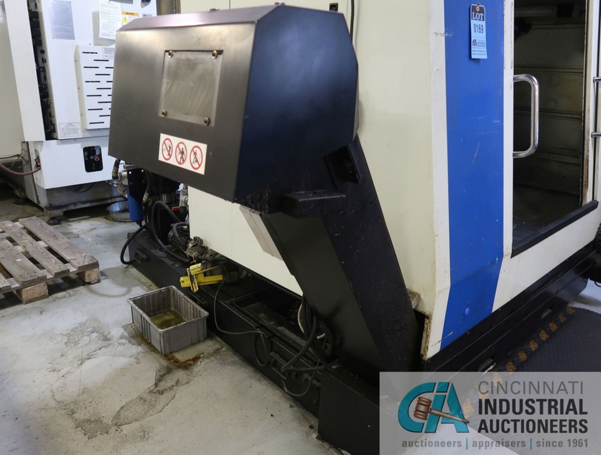 HURCO MODEL VMX24 CNC VERTICAL MACHINING CENTER; S/N 06001019EHA (NEW 2009), CAT 40 TAPER - Image 9 of 14