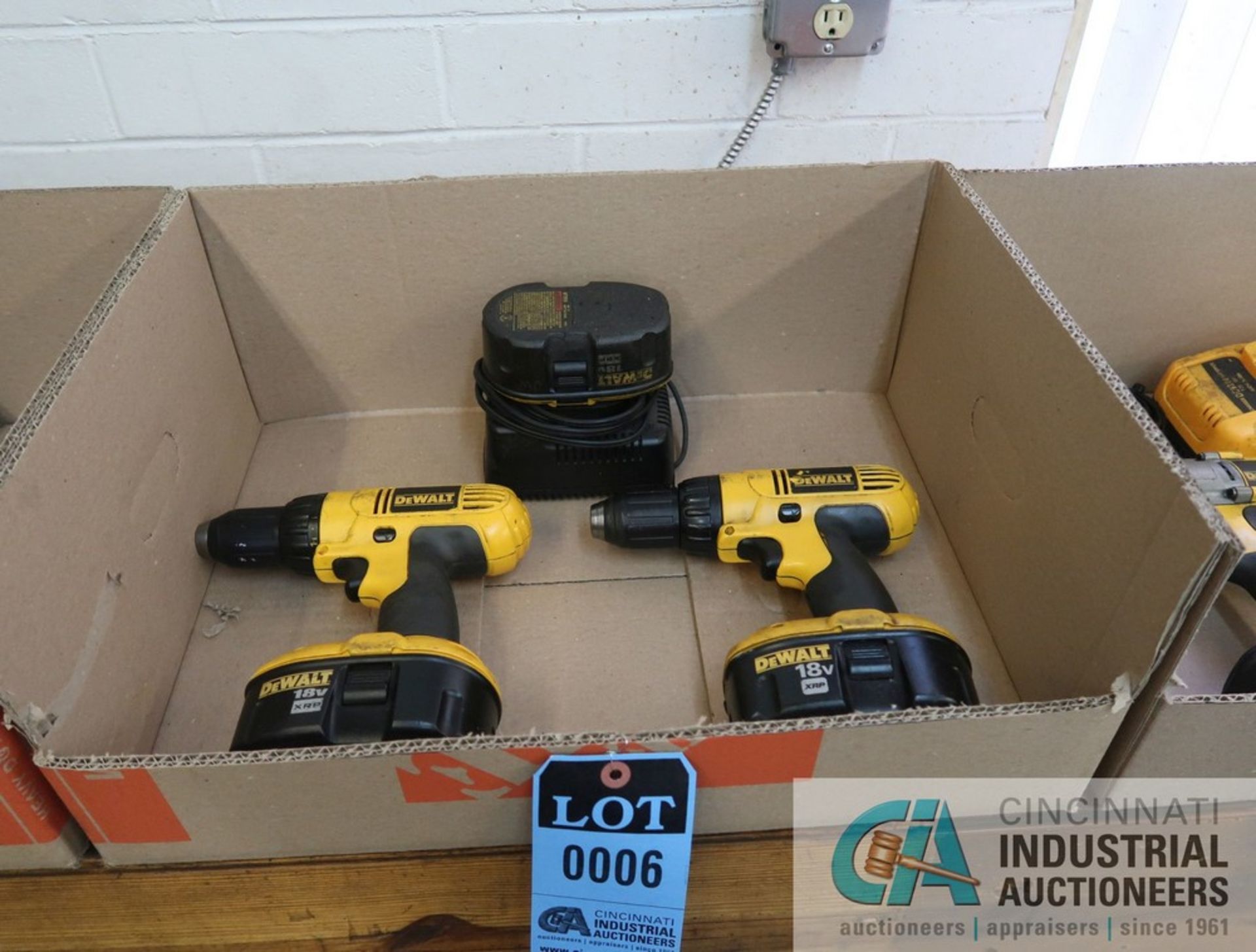 1/2" DEWALT MODEL DC759 18 VOLT VSR CORDLESS DRILL / DRIVER WITH BATTERY CHARGER AND BATTERY