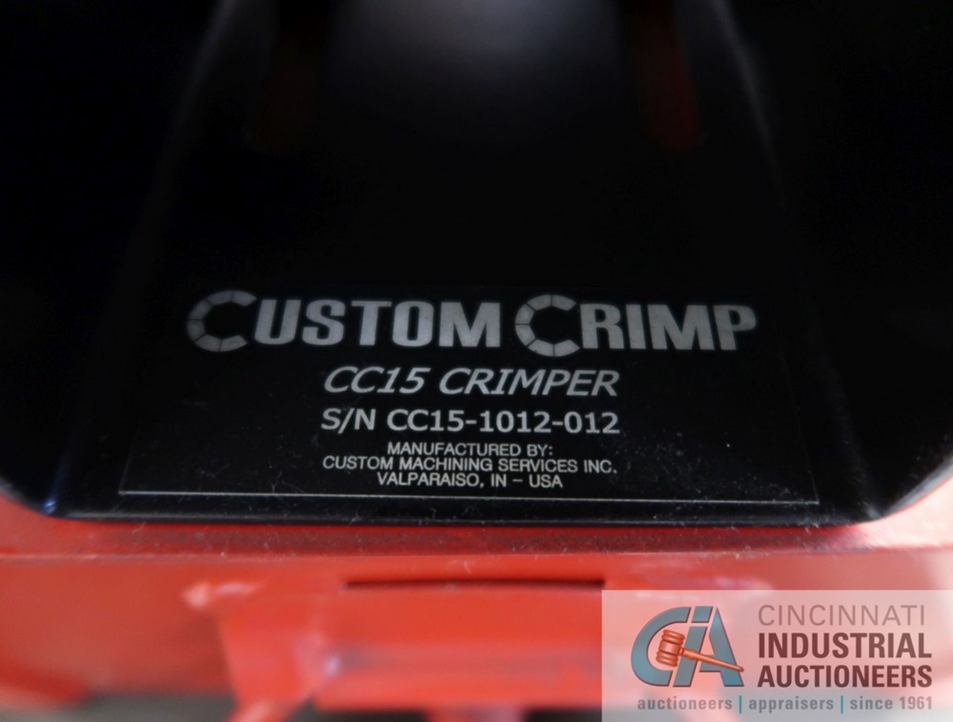 CUSTOM CRIMP MODEL CC15 HYDRAULIC HOSE CRIMPER; S/N CC15-1012-012, WITH (3) DIES, HOSE AND BENCH - Image 6 of 6