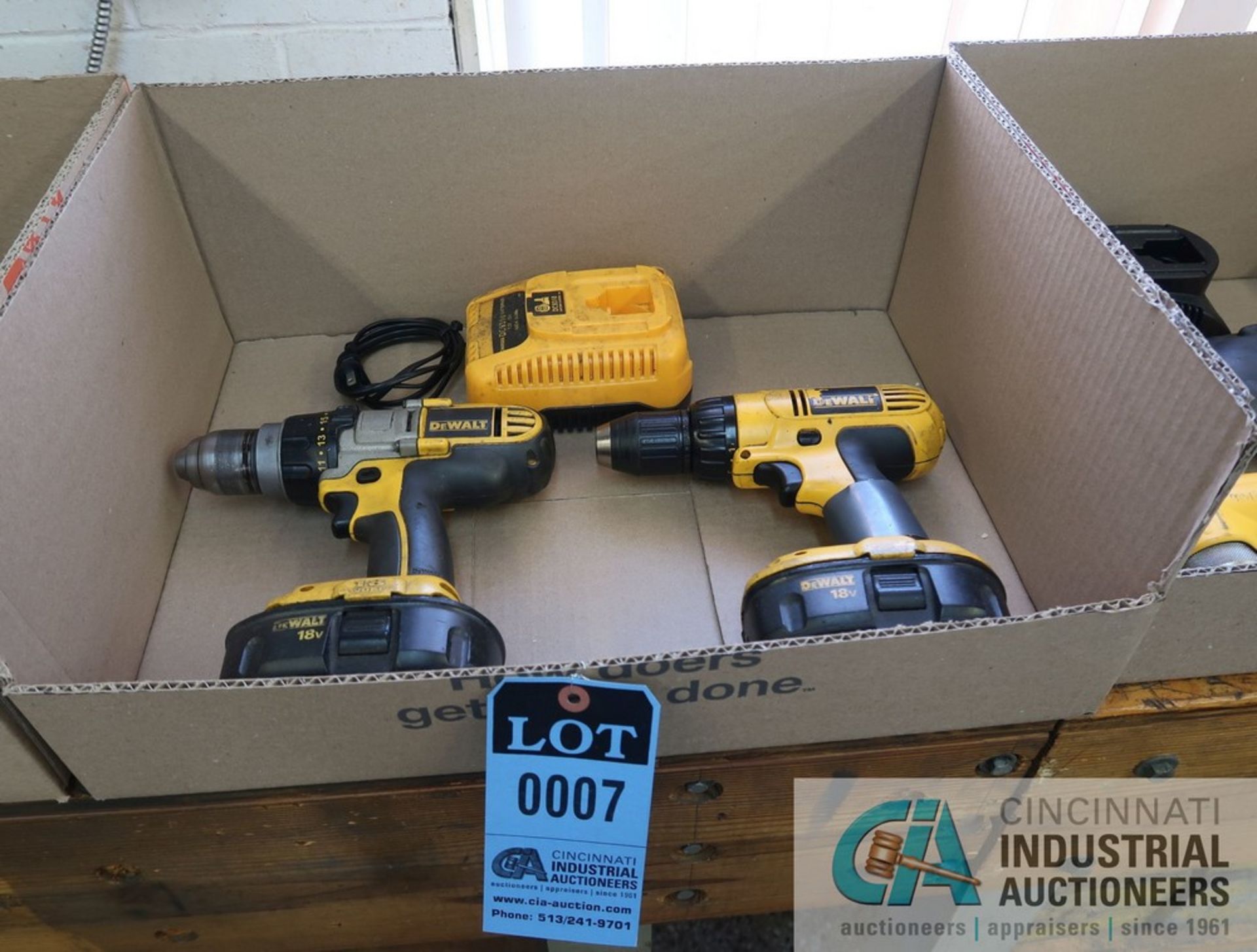 1/2" DEWALT 18 VOLT VSR CORDLESS DRILL / DRIVER WITH CHARGER