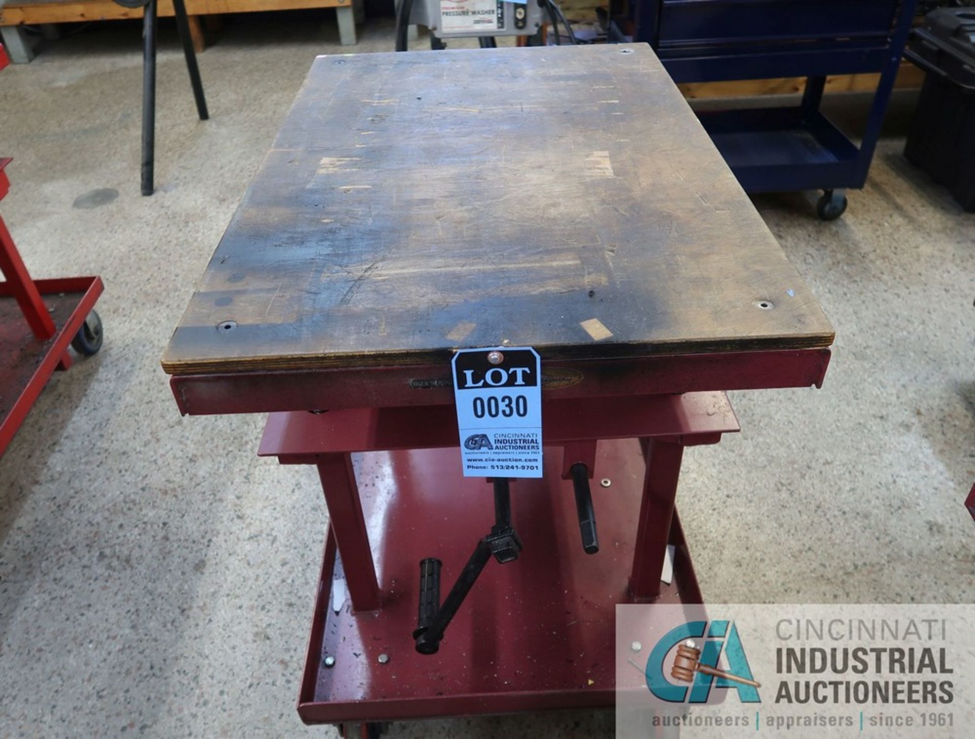 24" X 36" X 2,000 LB. CAPACITY (APPROX.) NORTHERN INDUSTRIAL HAND CRANK FOUR POST PORTABLE DIE