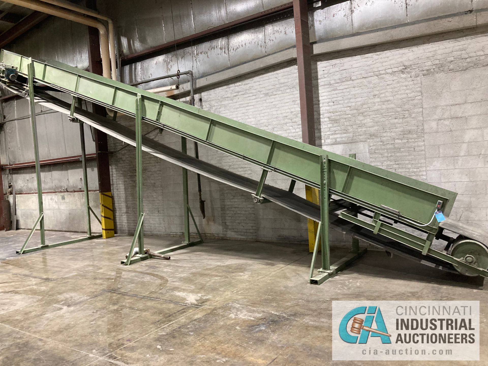 40" WIDE X 35' LONG CLEATED RUBBER BELT INCLINE CONVEYOR - Image 2 of 3