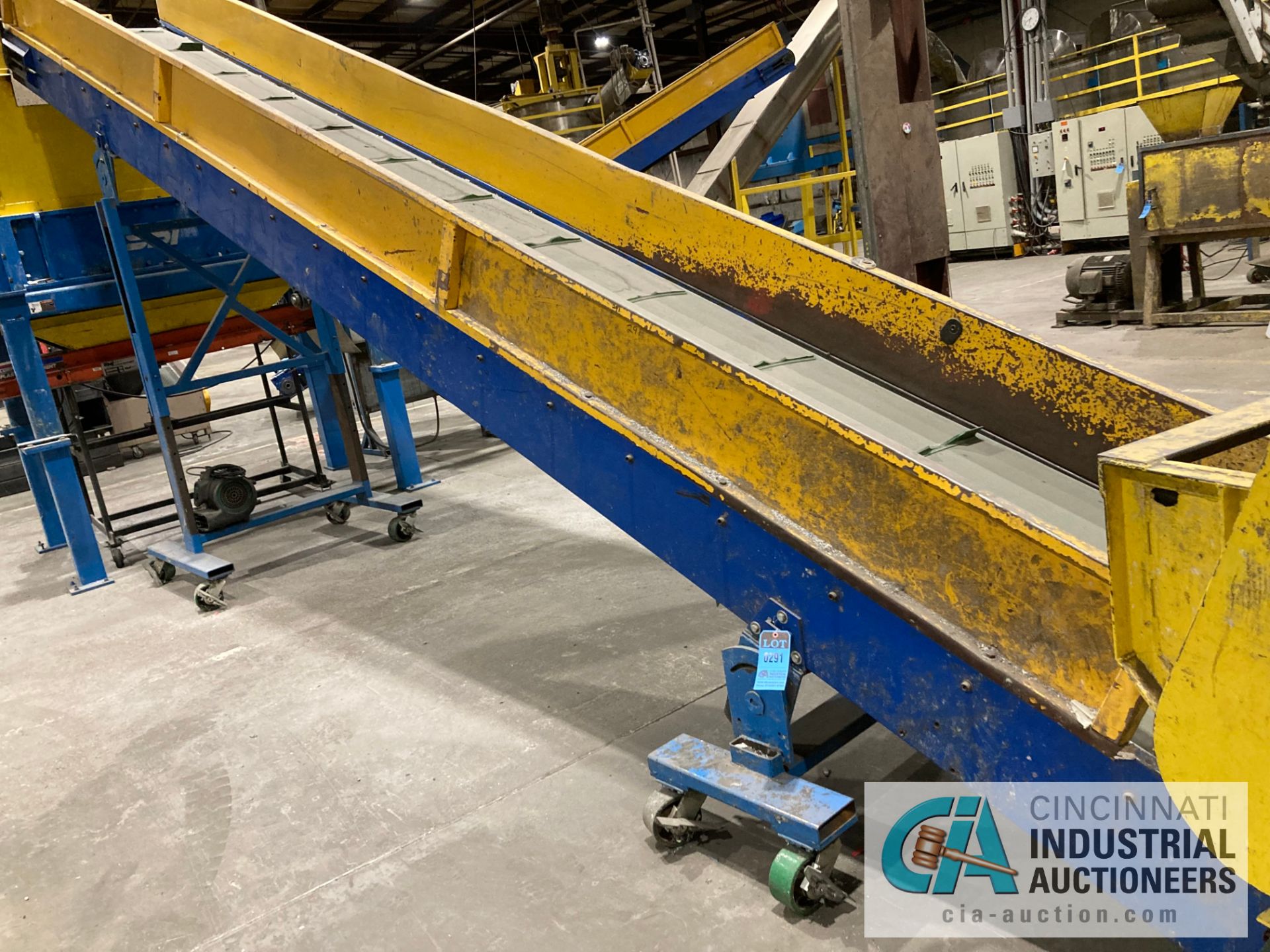 32" WIDE X 25' CLEATED RUBBER BETL INCLINE CONVEYOR - Image 2 of 3