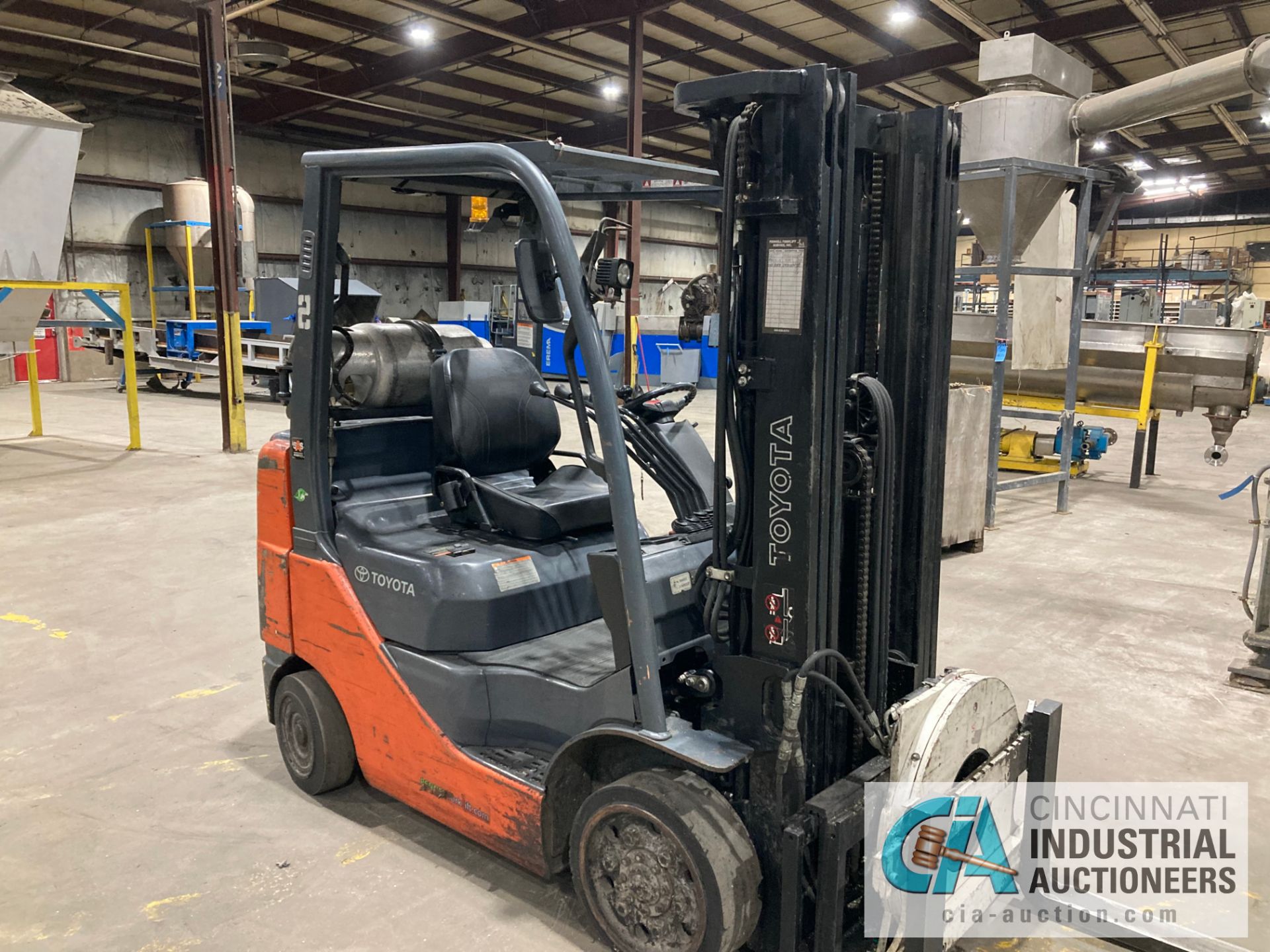 5,000 LB. TOYOTA MODEL 8FGCU25 SOLID TIRE LP GAS LIFT TRUCK; S/N 65115, 83" 3-STAGE MAST, 189" - Image 4 of 10