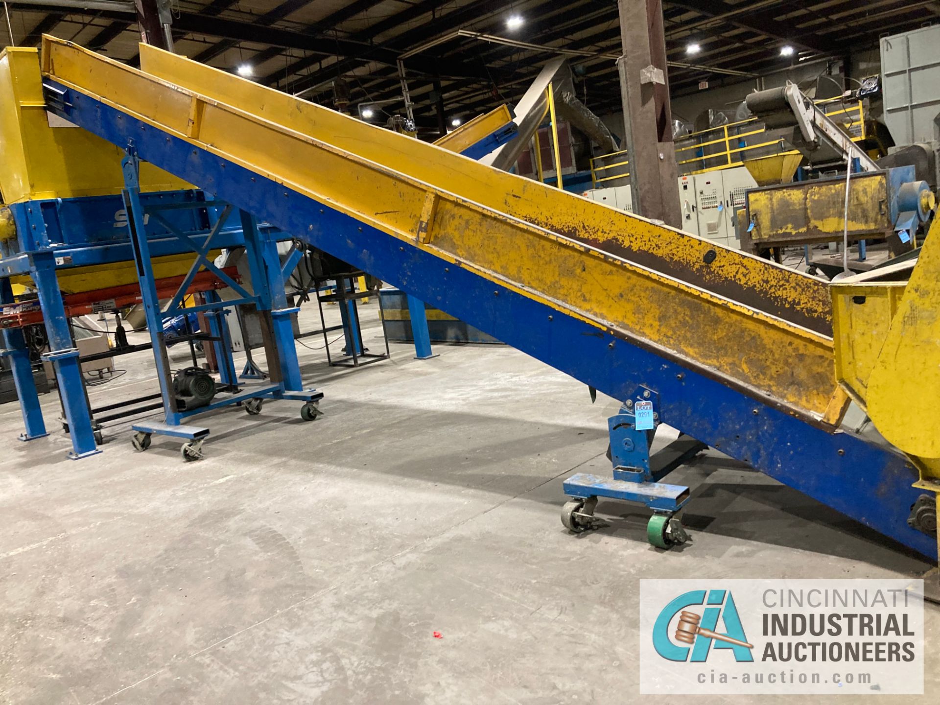 32" WIDE X 25' CLEATED RUBBER BETL INCLINE CONVEYOR
