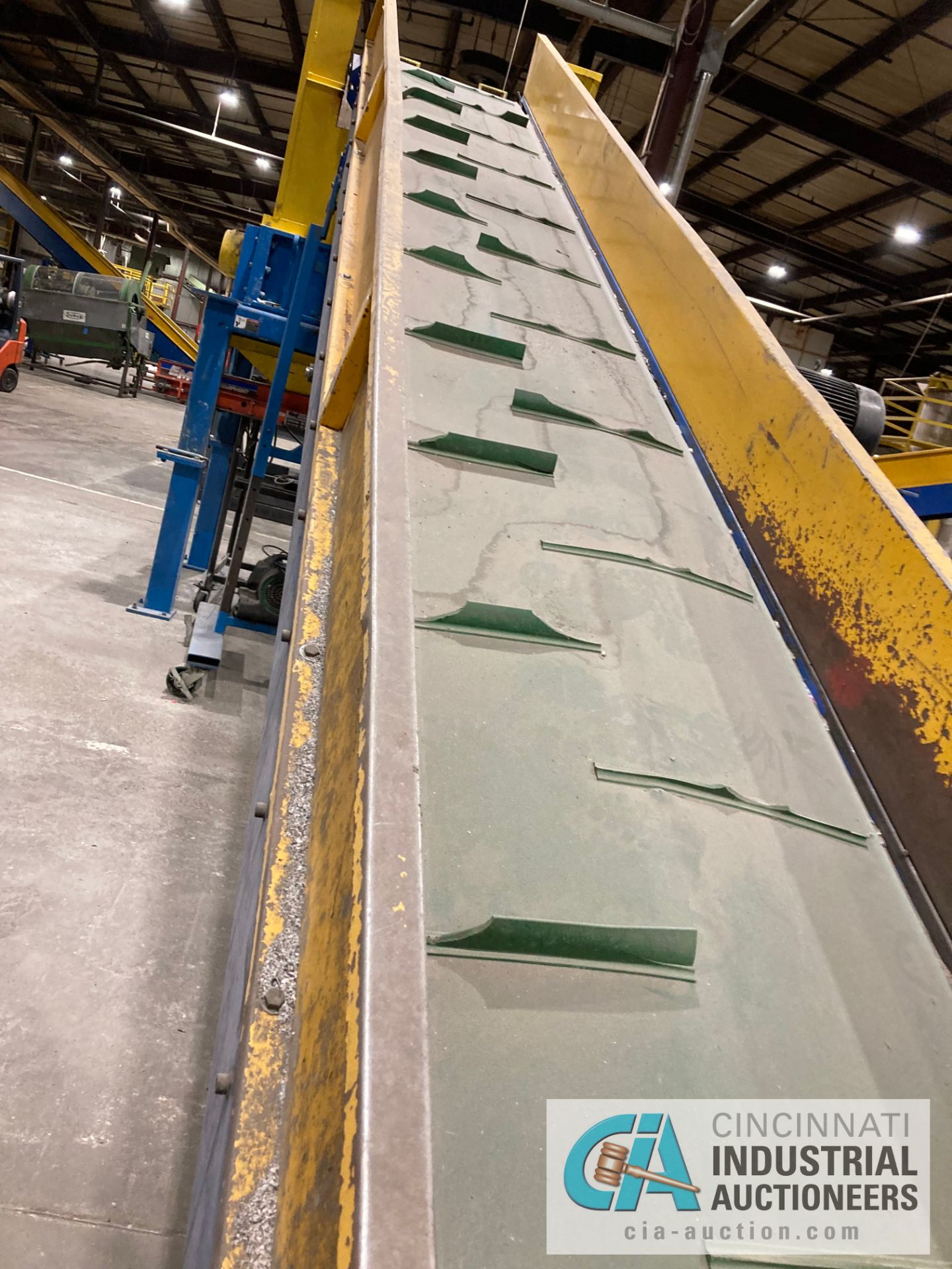 32" WIDE X 25' CLEATED RUBBER BETL INCLINE CONVEYOR - Image 3 of 3