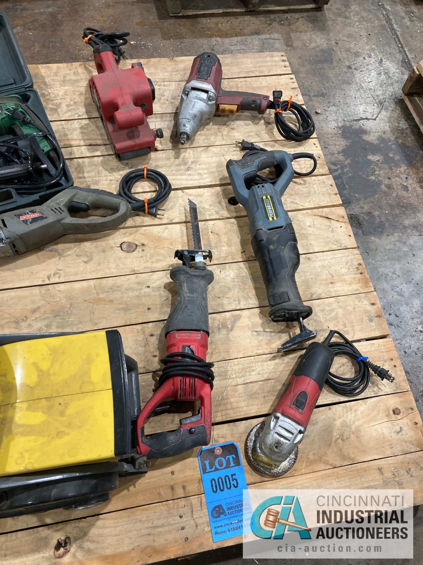 (LOT) ASSORTED ELECTRIC HAND TOOLS ON SKID; 1/2" IMPACT, RECIPROCATING SAWS, ANGLE GRINDER, BELT