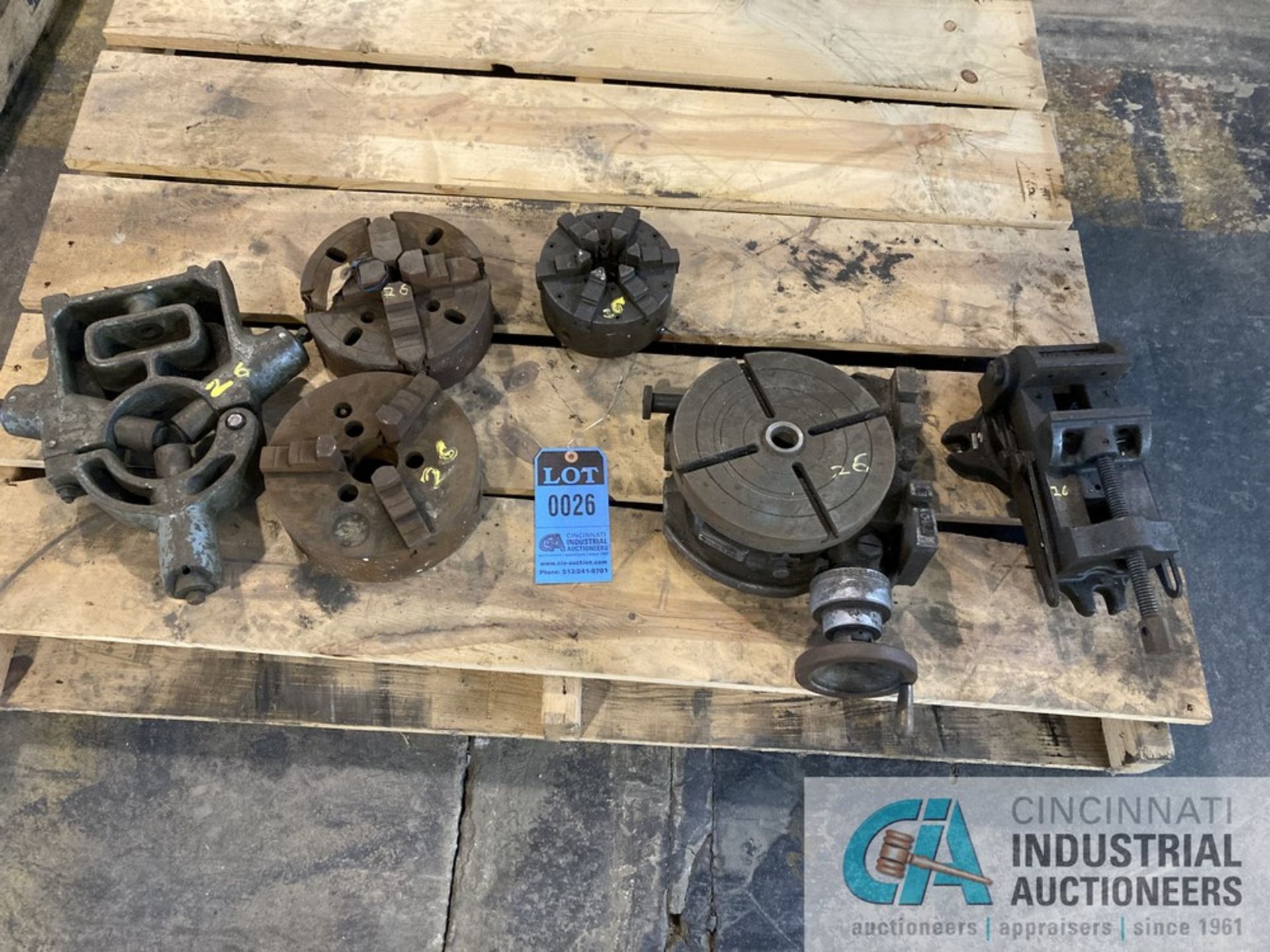 (LOT) MACHINE TOOL ACCESSORIES ON SKID; 9" ROTARY TABLE, 4" COMPOUND VISE, TAILSTOCK, (3) LATHE
