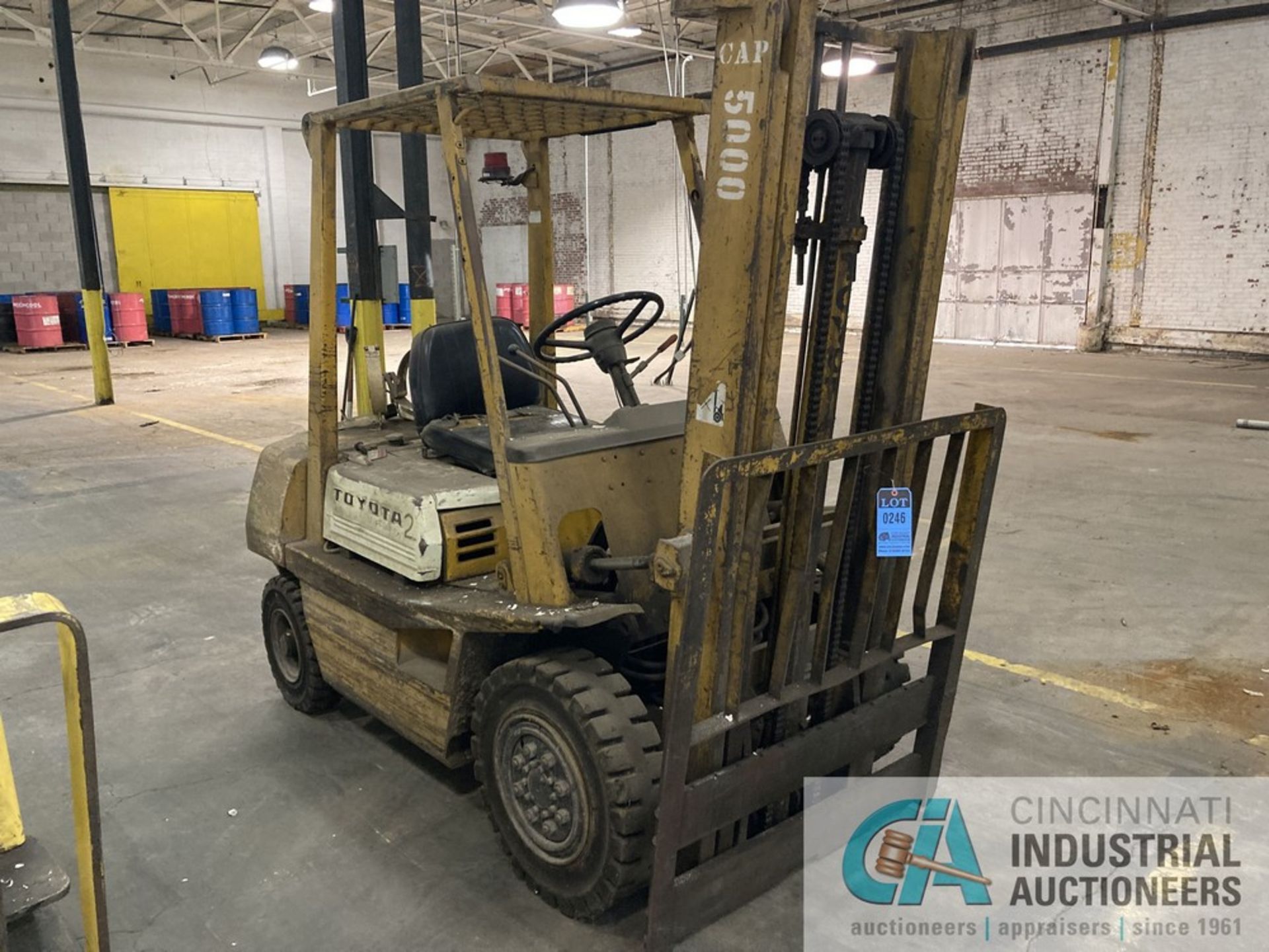 5,000 LB. TOYOTA LP GAS LIFT TRUCK - NOT RUNNING, ISSUES UNKNOWN, NO FORKS, PARTS MISSING - Image 2 of 4