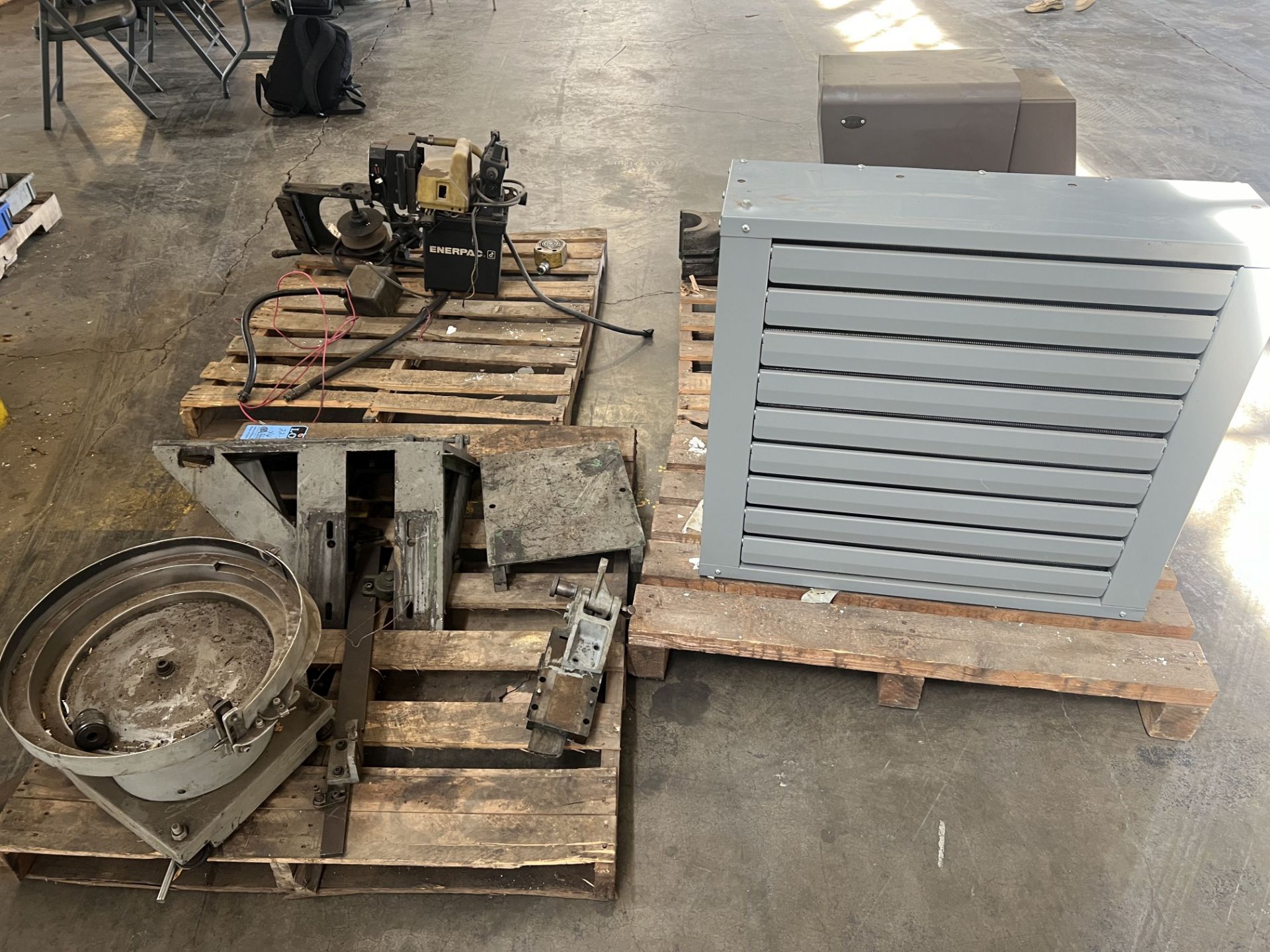 SKIDS OF COMPARATOR, BOWL FEEDER, ENERPAC UNIT, OTHER **For convenience, the loading fee of $50.00 - Image 3 of 4