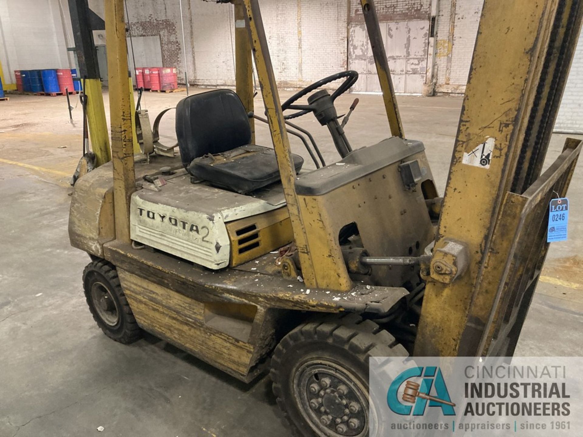 5,000 LB. TOYOTA LP GAS LIFT TRUCK - NOT RUNNING, ISSUES UNKNOWN, NO FORKS, PARTS MISSING - Image 3 of 4