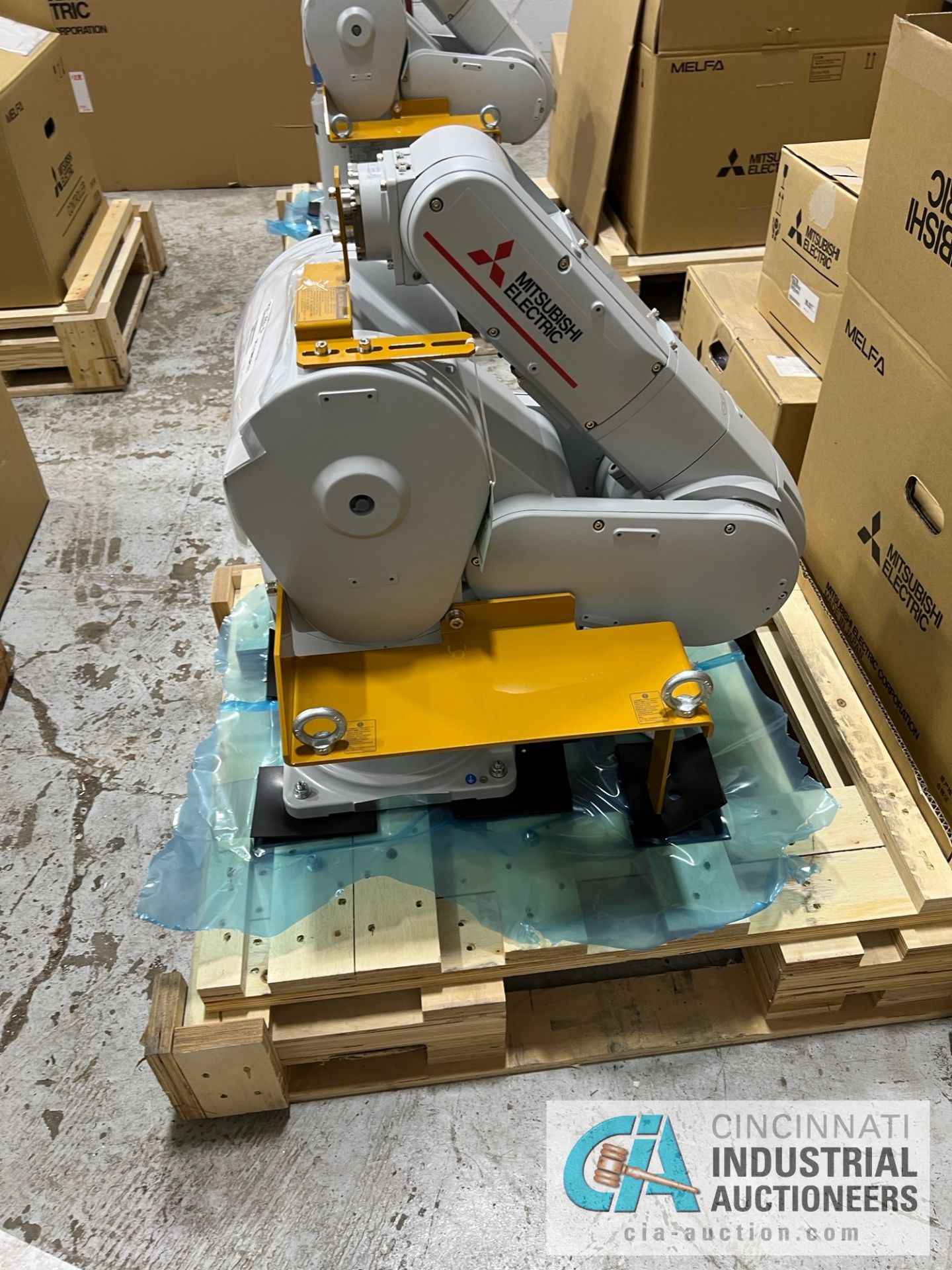 7 KG MITSUBISHI MODEL RV7FRD 6-AXIS ROBOT; S/N BC1060020R, CR800-07VD CONTROLLER, R32TB PENDANT, - Image 4 of 10
