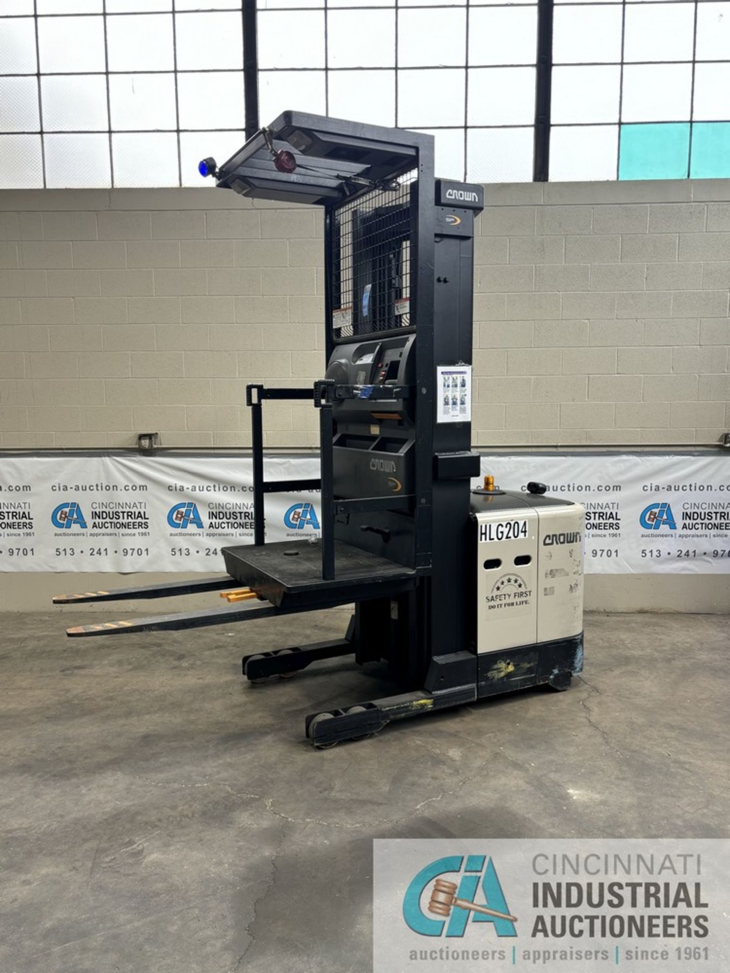 2016 CROWN MODEL SP3500 SERIES STAND-UP ELECTRIC ORDER PICKER; S/N 1A459561, 10,365 HOURS SHOWING,