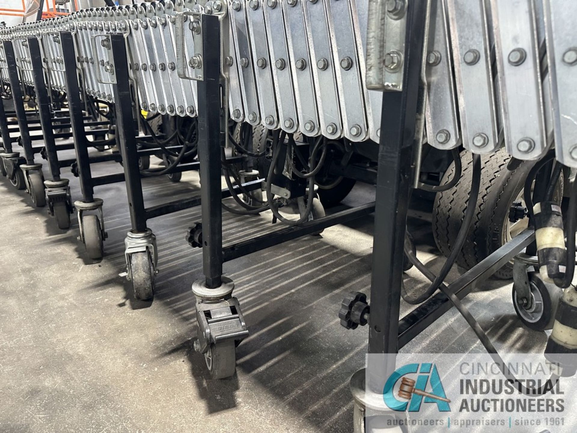 22" WIDE X 20' COLLAPSED X 57' EXPANDED ADJUSTABLE HEIGHT ACCORDION STYLE POWER ROLLER CONVEYOR - Image 6 of 6