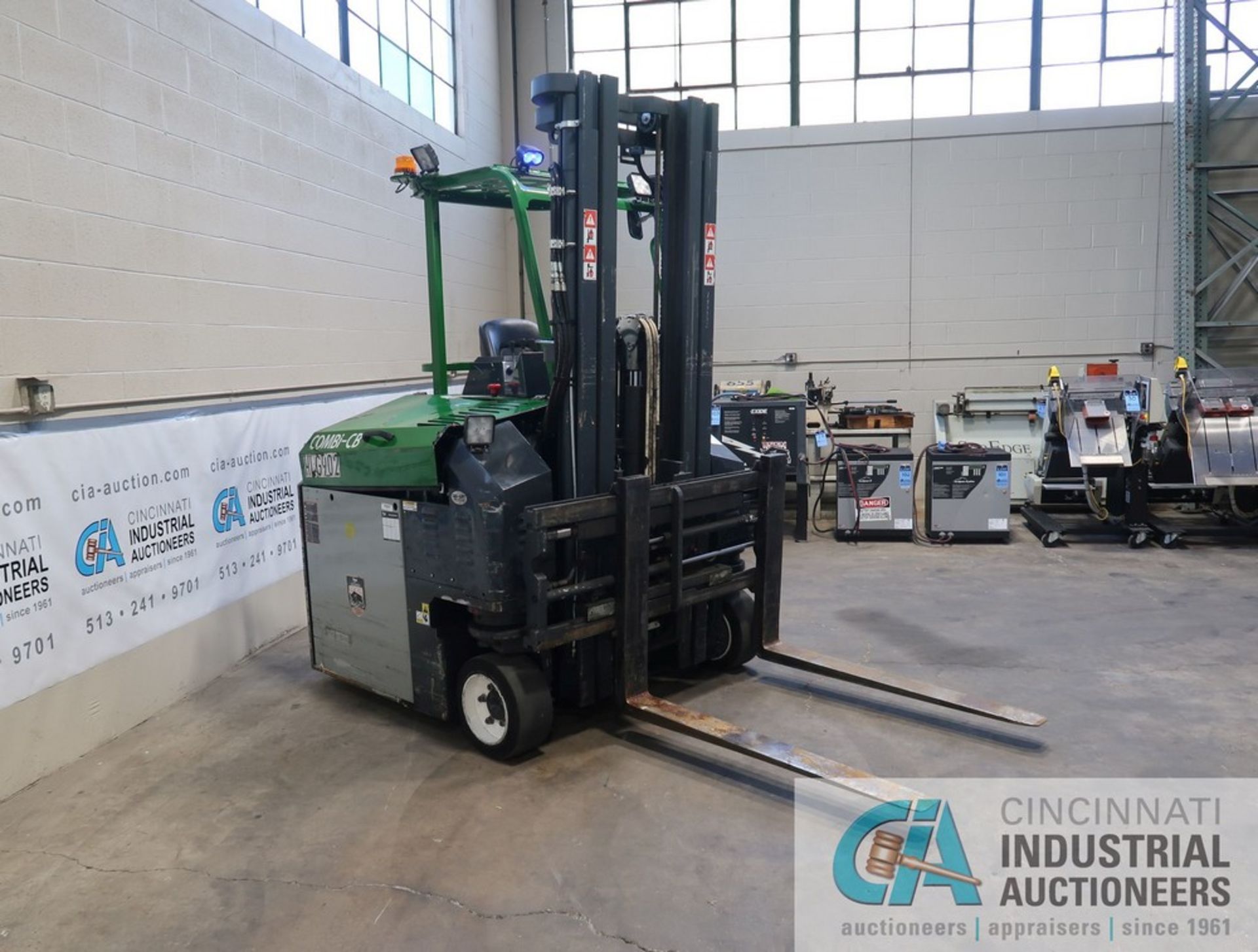 2015 COMBILIFT MODEL C6600CBE MULTI-DIRECTIONAL ELECTRIC FORKLIFT - Runs but says other side tracti - Image 2 of 15