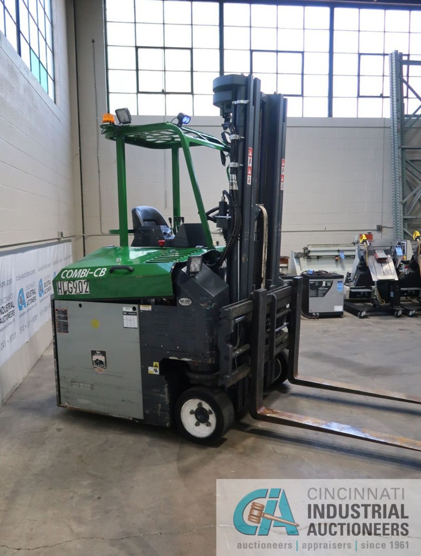 2015 COMBILIFT MODEL C6600CBE MULTI-DIRECTIONAL ELECTRIC FORKLIFT - Runs but says other side tracti - Image 5 of 15