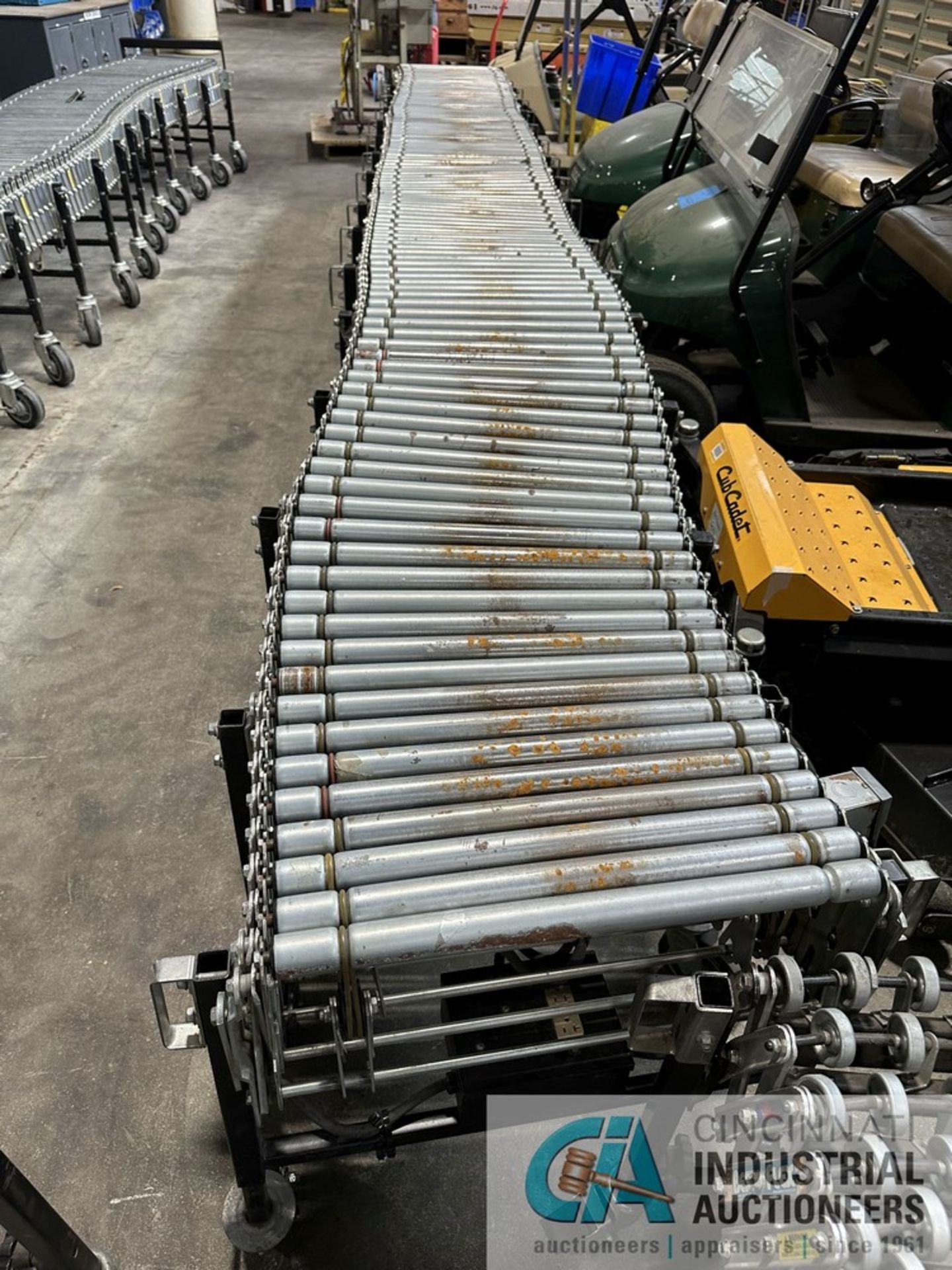 22" WIDE X 20' COLLAPSED X 57' EXPANDED ADJUSTABLE HEIGHT ACCORDION STYLE POWER ROLLER CONVEYOR - Image 5 of 6
