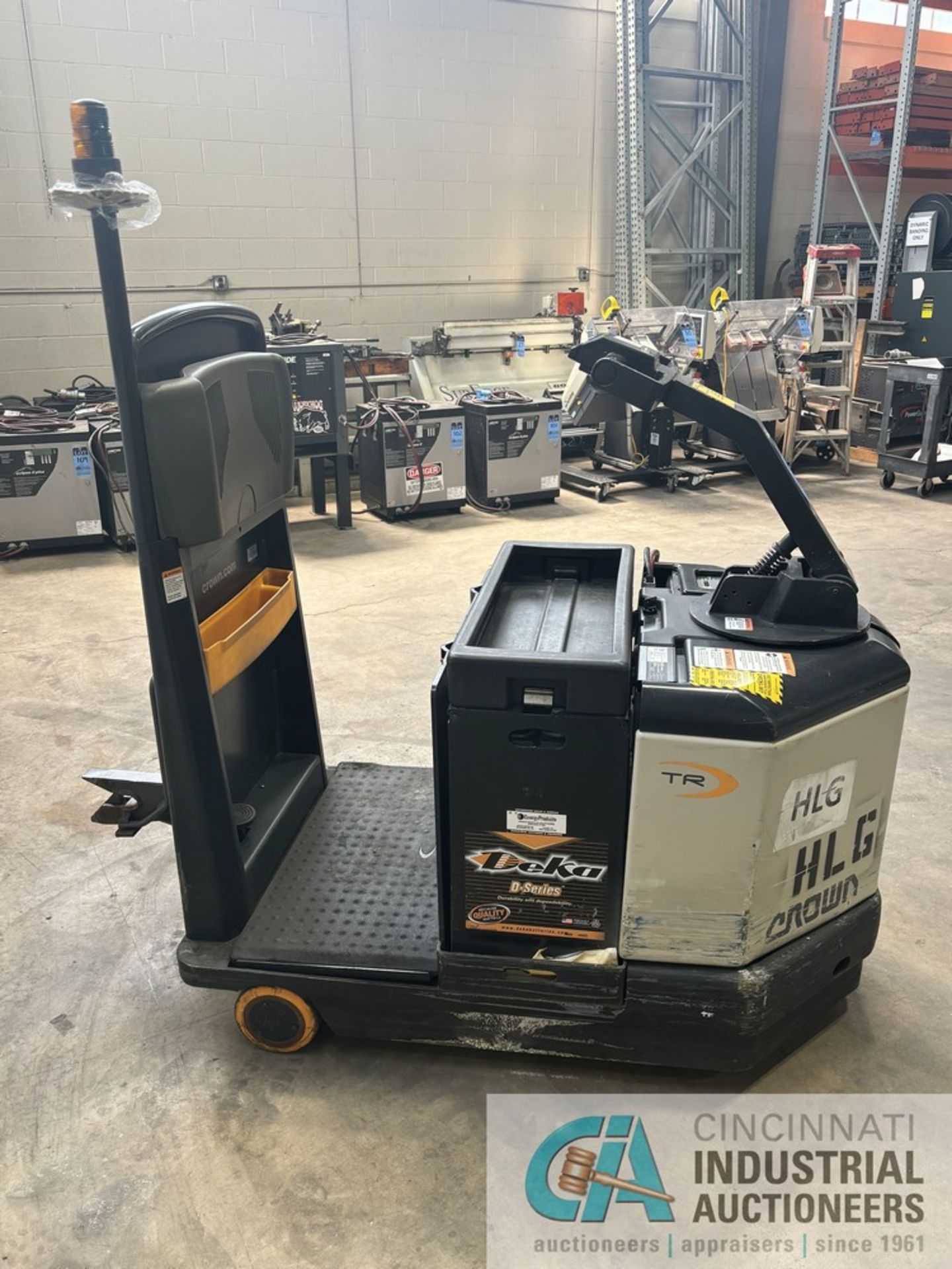 2016 CROWN MODEL TR4500 SERIES STAND-UP ELECTRIC TUGGER; S/N 10011759, 24-VOLT, 1,706 HOURS SHOWING, - Image 5 of 11