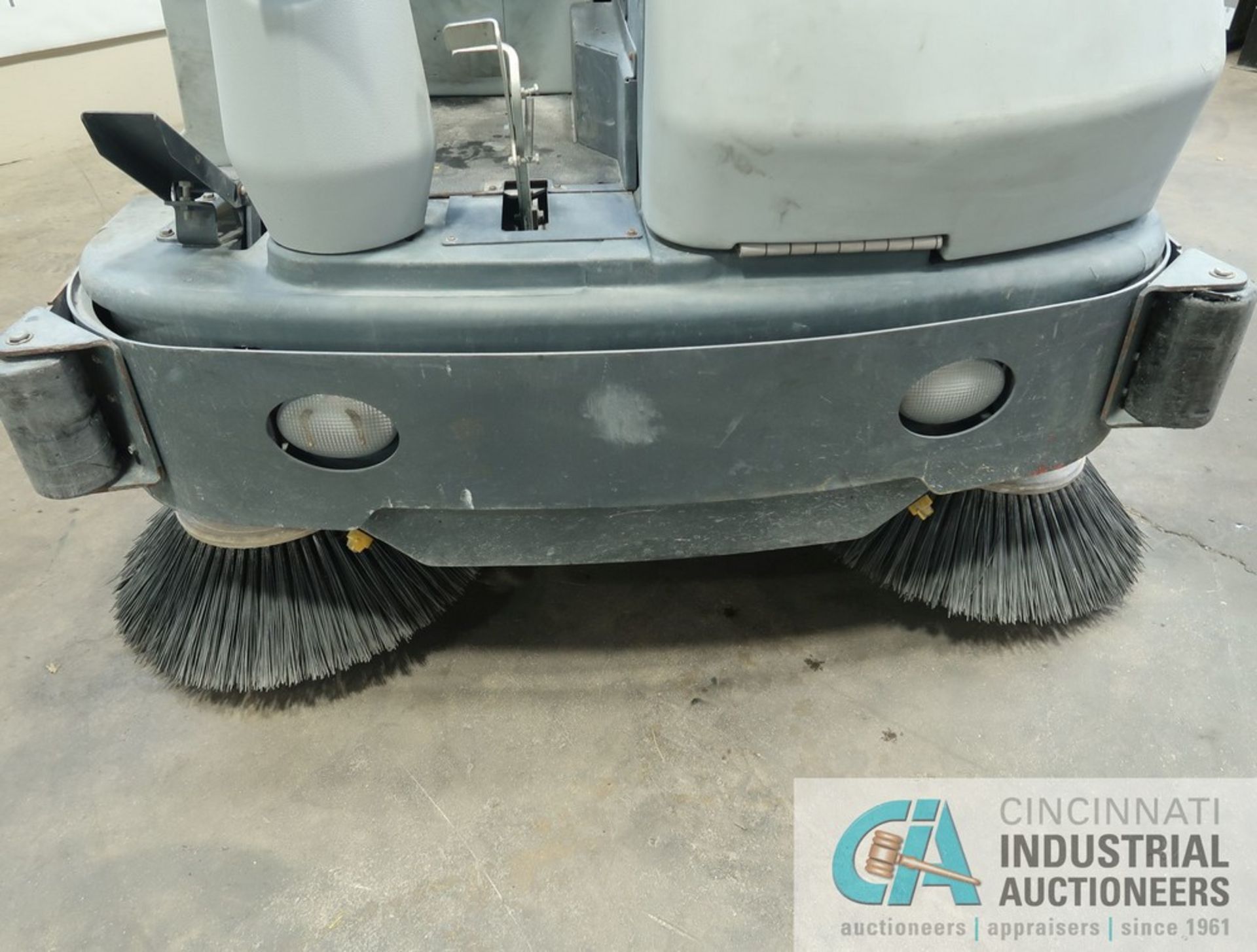 2019 ADVANCE MODEL SC8000 LP GAS FLOOR SCRUBBER; S/N 1000069070, 1,198 HOURS SHOWING - Image 3 of 11