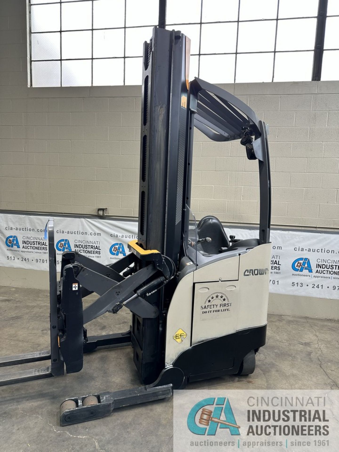 2016 CROWN MODEL RM6025-45 STAND-UP ELECTRIC REACH TRUCK; S/N 1A572128, 2,889 HOURS, 4,500 LB. CAP., - Image 3 of 14