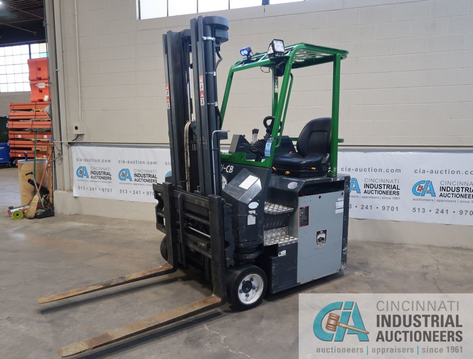 2015 COMBILIFT MODEL C6600CBE MULTI-DIRECTIONAL ELECTRIC FORKLIFT - Runs but says other side tracti