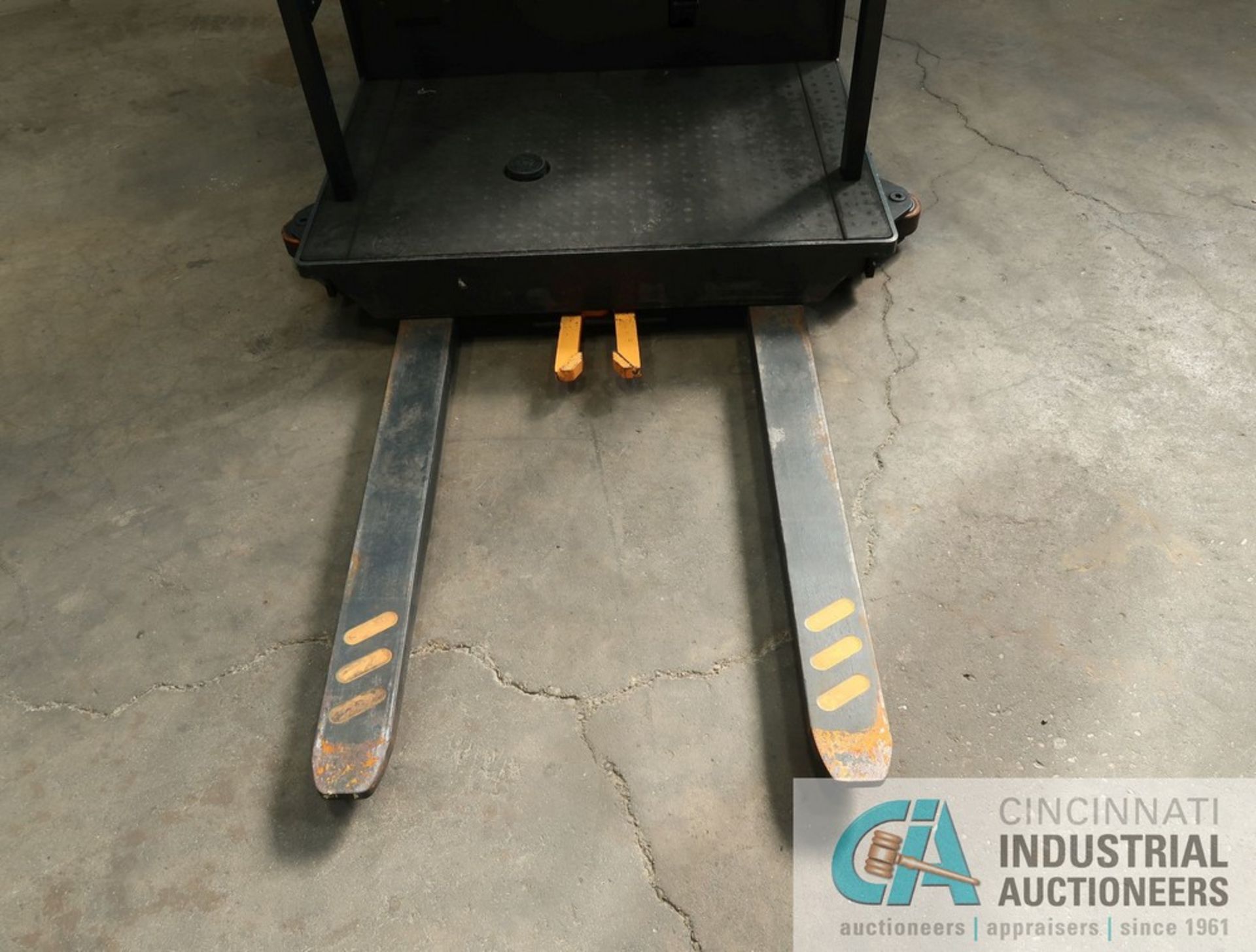 2016 CROWN MODEL SP3500 SERIES STAND-UP ELECTRIC ORDER PICKER; S/N 1A459472, 10,966 HOURS SHOWING, - Image 4 of 8
