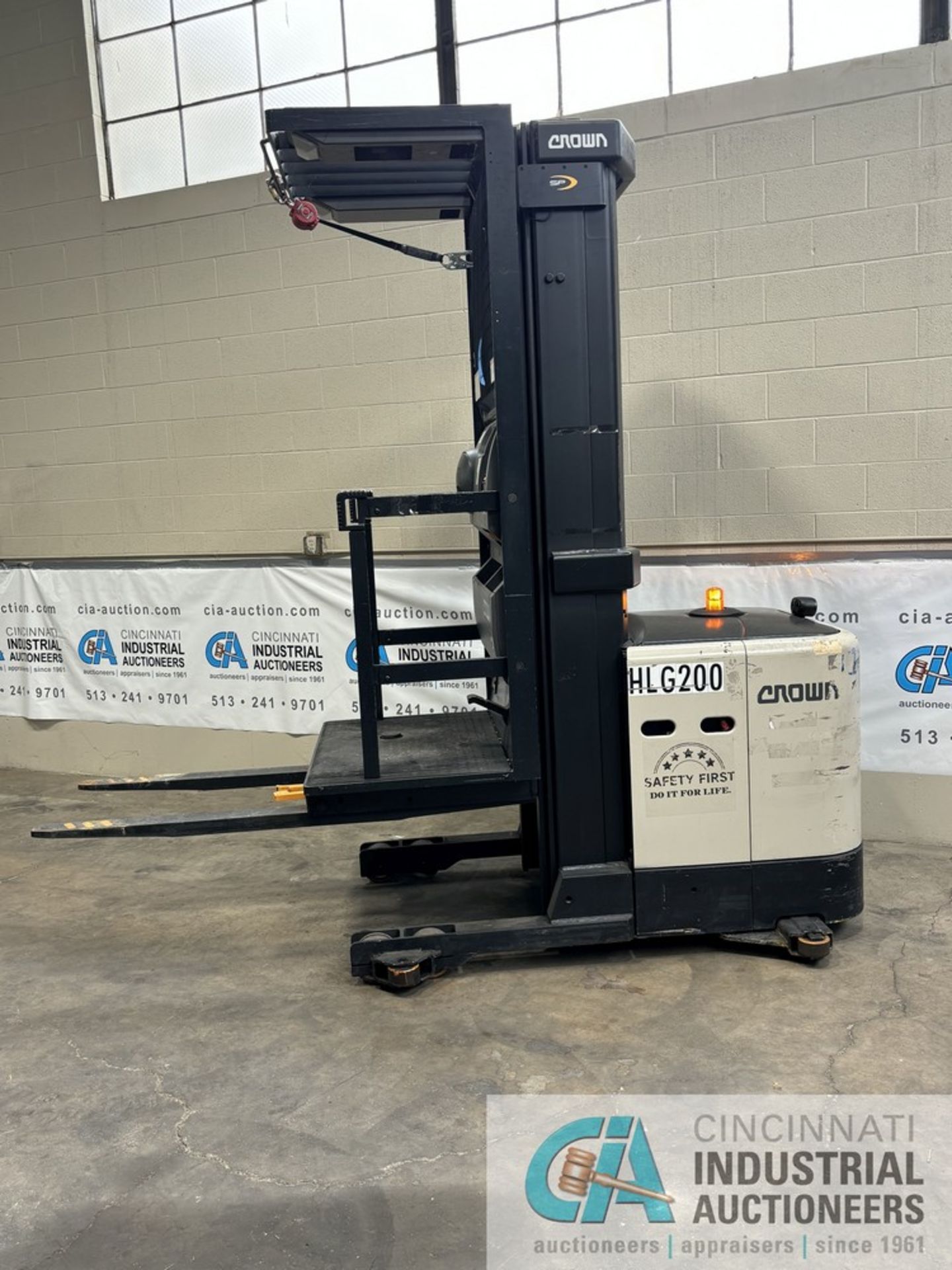 2016 CROWN MODEL SP3500 SERIES STAND-UP ELECTRIC ORDER PICKER; S/N 1A459471, 10,988 HOURS SHOWING, - Image 2 of 10