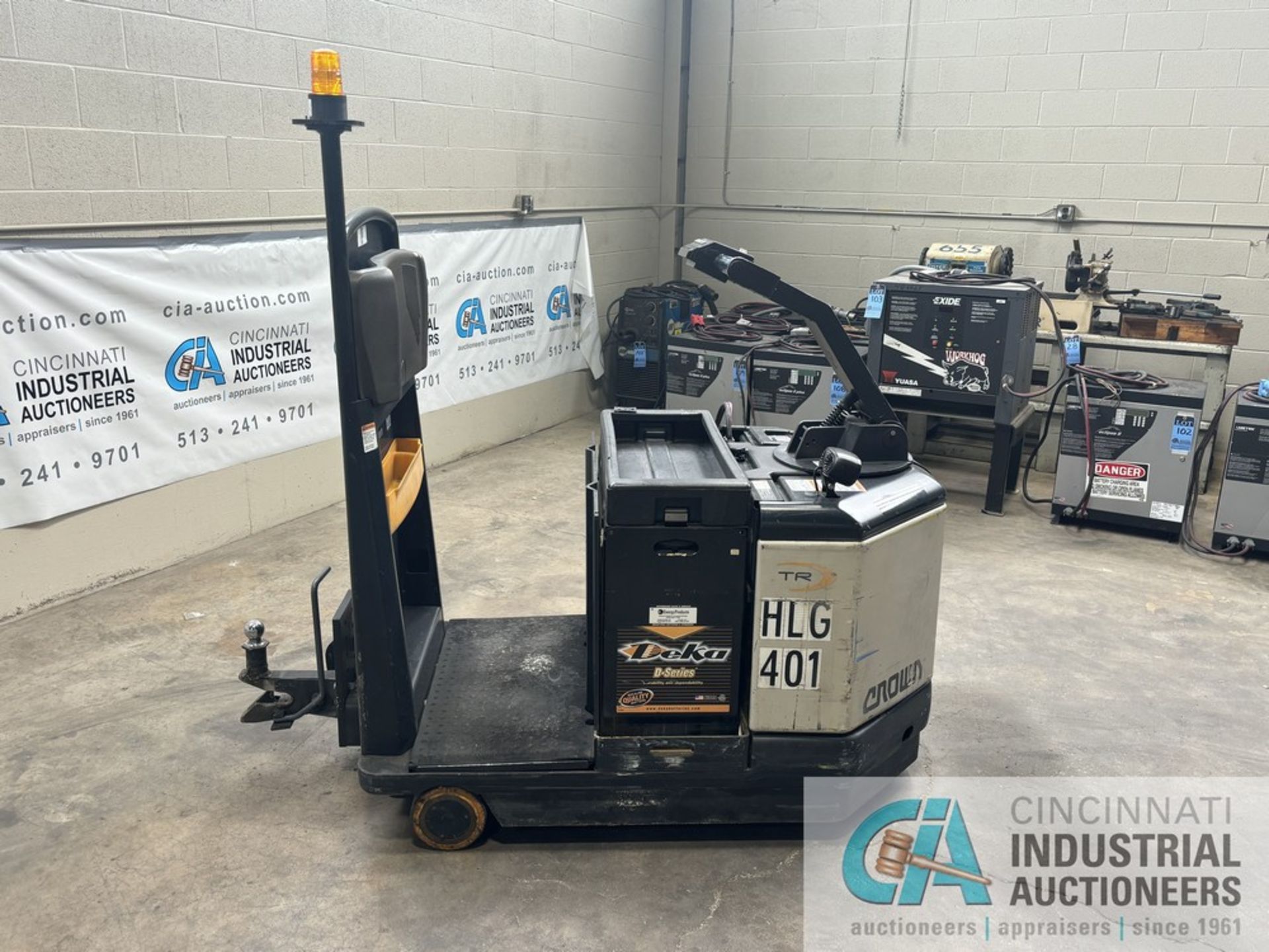 2016 CROWN MODEL TR4500 SERIES STAND-UP ELECTRIC TUGGER; S/N 10011624, 24-VOLT, 3,543 HOURS SHOWING, - Bild 5 aus 9