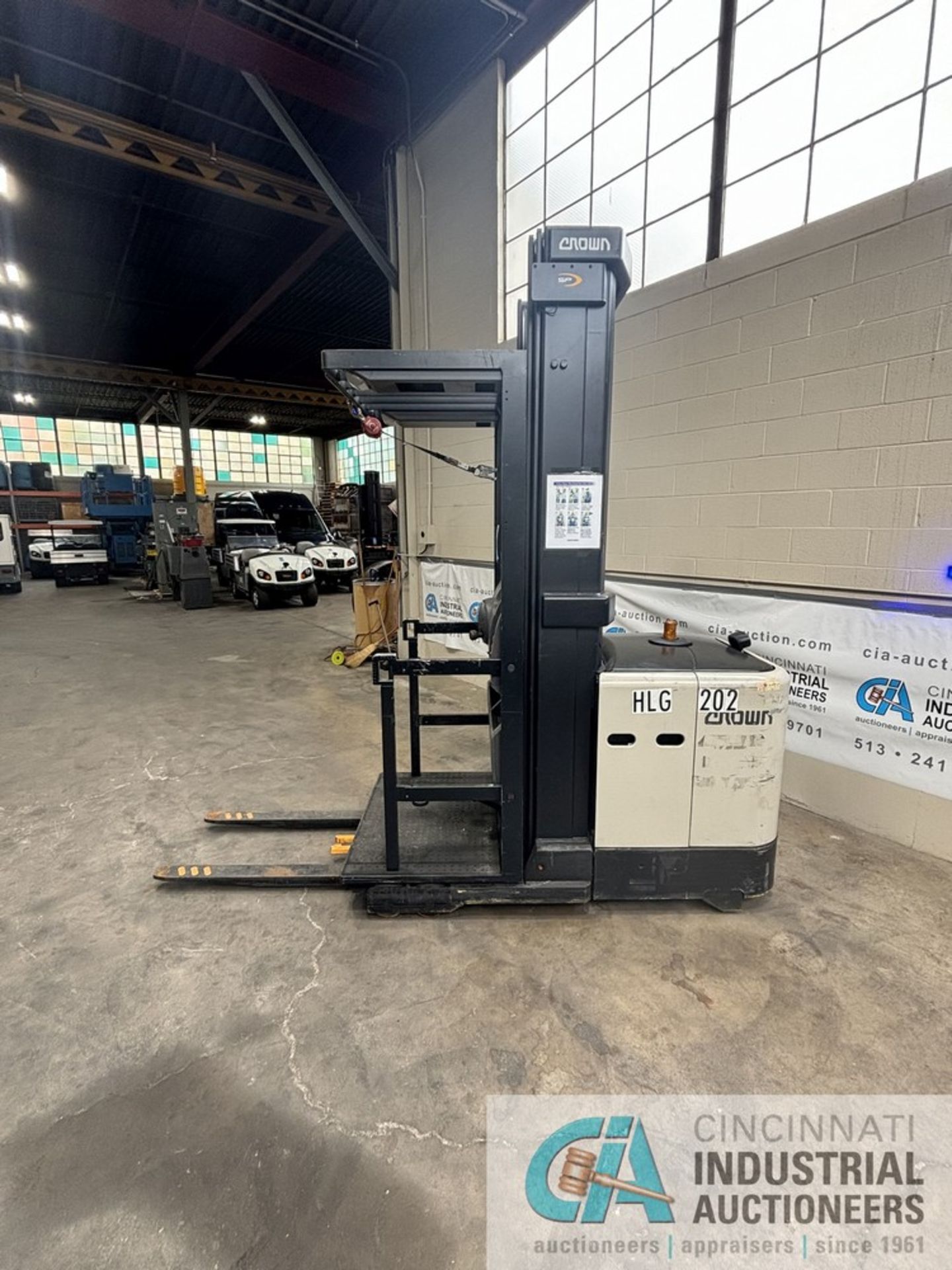 2016 CROWN MODEL SP3500 SERIES STAND-UP ELECTRIC ORDER PICKER; S/N 1A459559, 10,860 HOURS SHOWING, - Image 6 of 13