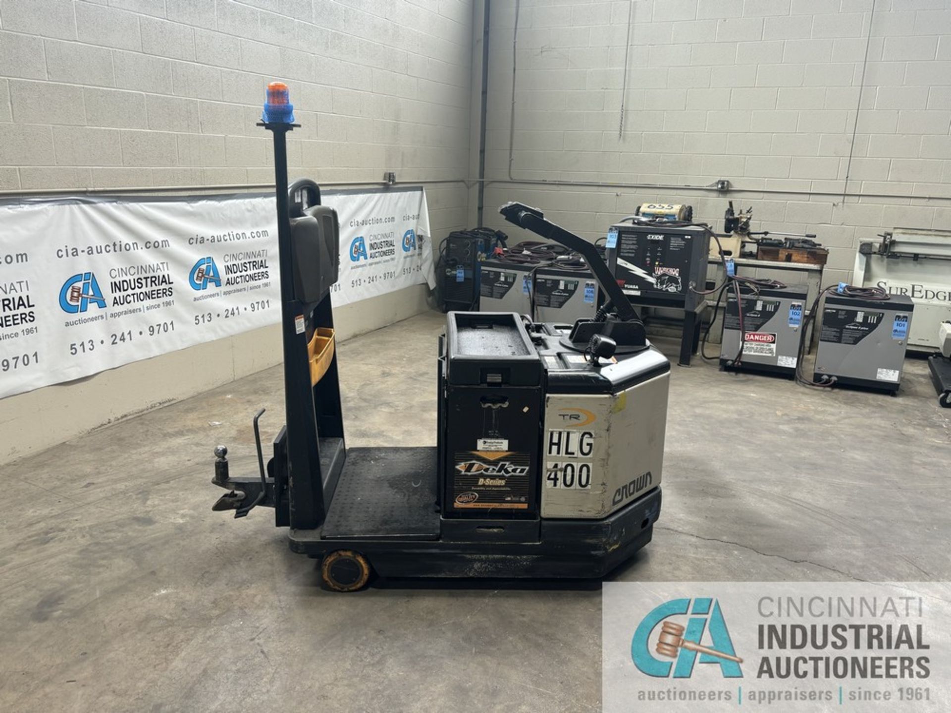 2016 CROWN MODEL TR4500 SERIES STAND-UP ELECTRIC TUGGER; S/N 10011623, 24-VOLT, 3,660 HOURS SHOWING, - Image 5 of 10