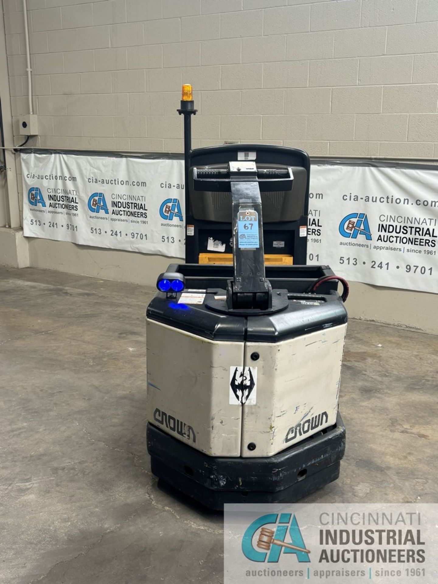2016 CROWN MODEL TR4500 SERIES STAND-UP ELECTRIC TUGGER; S/N 10011624, 24-VOLT, 3,543 HOURS SHOWING, - Bild 2 aus 9