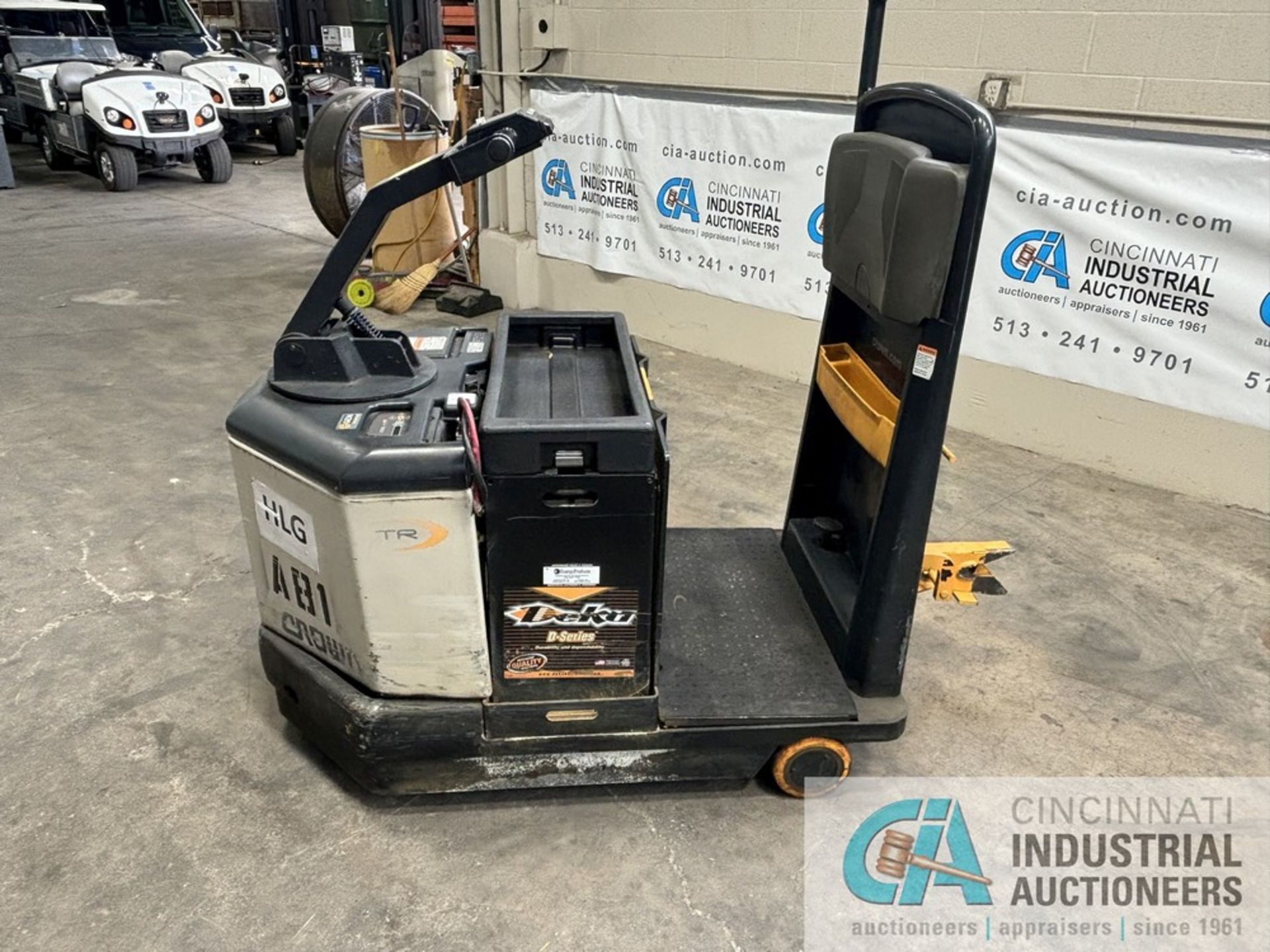 2016 CROWN MODEL TR4500 SERIES STAND-UP ELECTRIC TUGGER; S/N 10011757, 24-VOLT, 1,130 HOURS SHOWING, - Image 6 of 8
