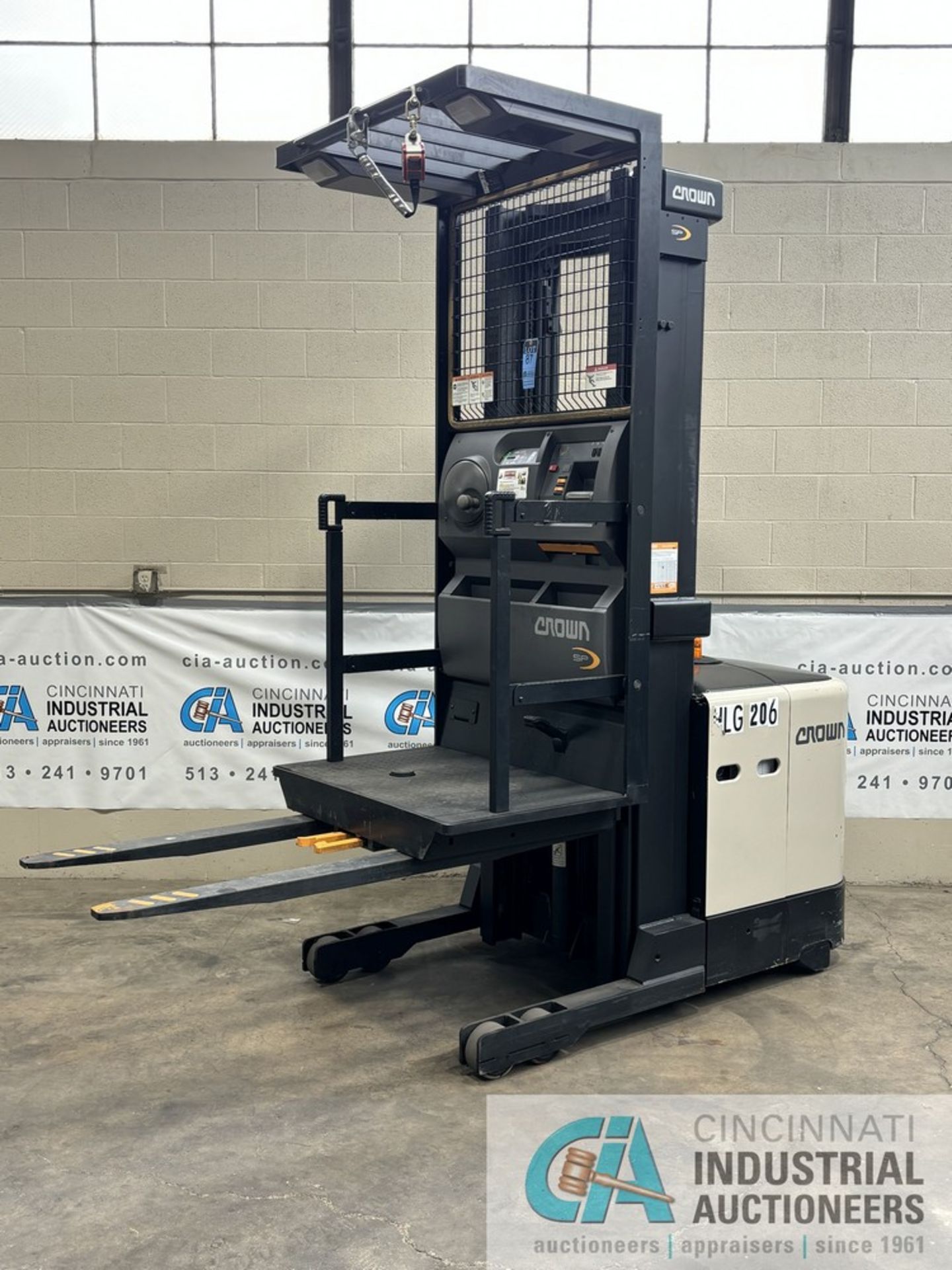 2016 CROWN MODEL SP3500 SERIES STAND-UP ELECTRIC ORDER PICKER; S/N 1A468195, 1,700 HOURS SHOWING,