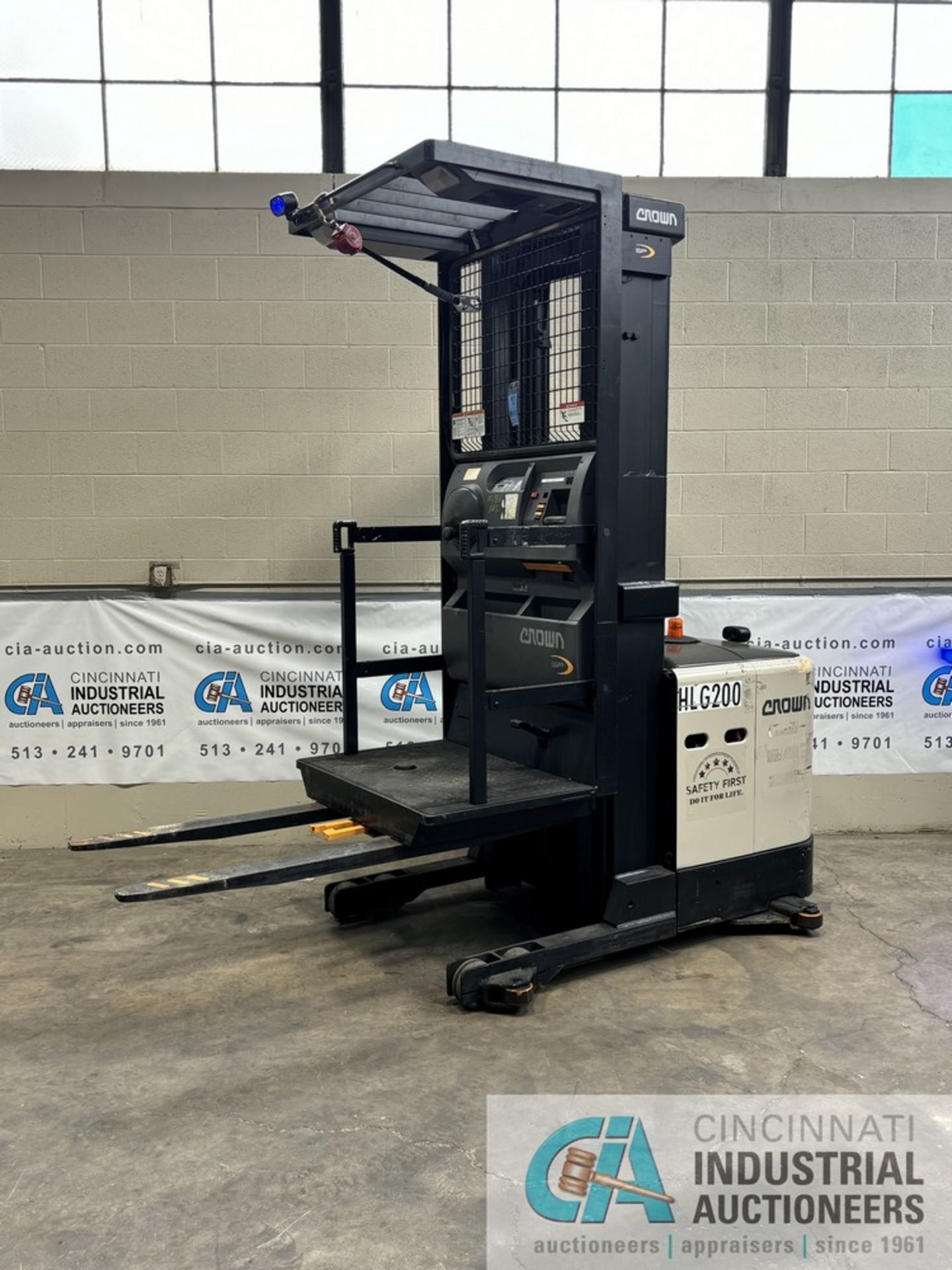 2016 CROWN MODEL SP3500 SERIES STAND-UP ELECTRIC ORDER PICKER; S/N 1A459471, 10,988 HOURS SHOWING,