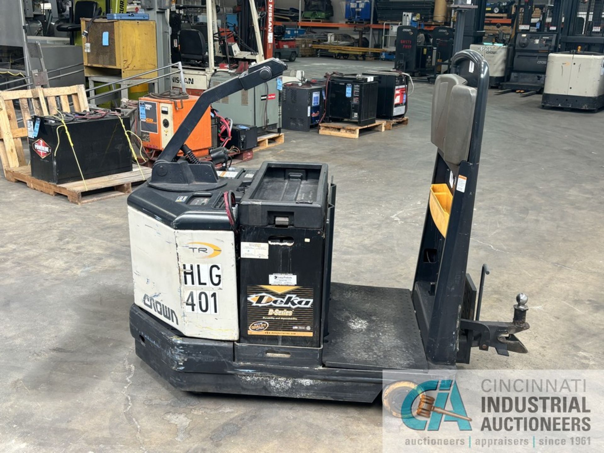 2016 CROWN MODEL TR4500 SERIES STAND-UP ELECTRIC TUGGER; S/N 10011624, 24-VOLT, 3,543 HOURS SHOWING, - Bild 3 aus 9
